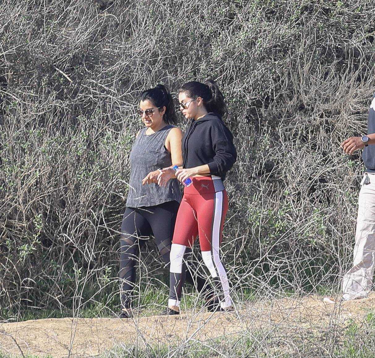 Selena_Gomez_-_Out_for_a_hike_in_Los_Angeles2C_2018-12-22-08.jpg