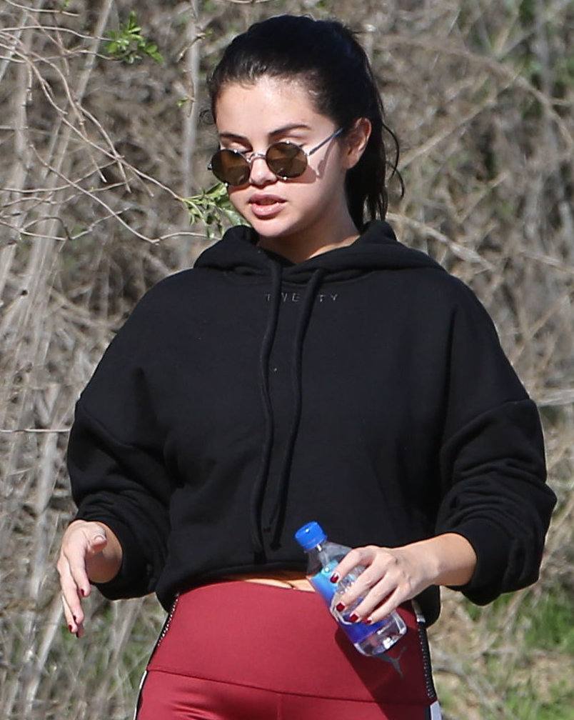 Selena_Gomez_-_Out_for_a_hike_in_Los_Angeles2C_2018-12-22-12.jpg