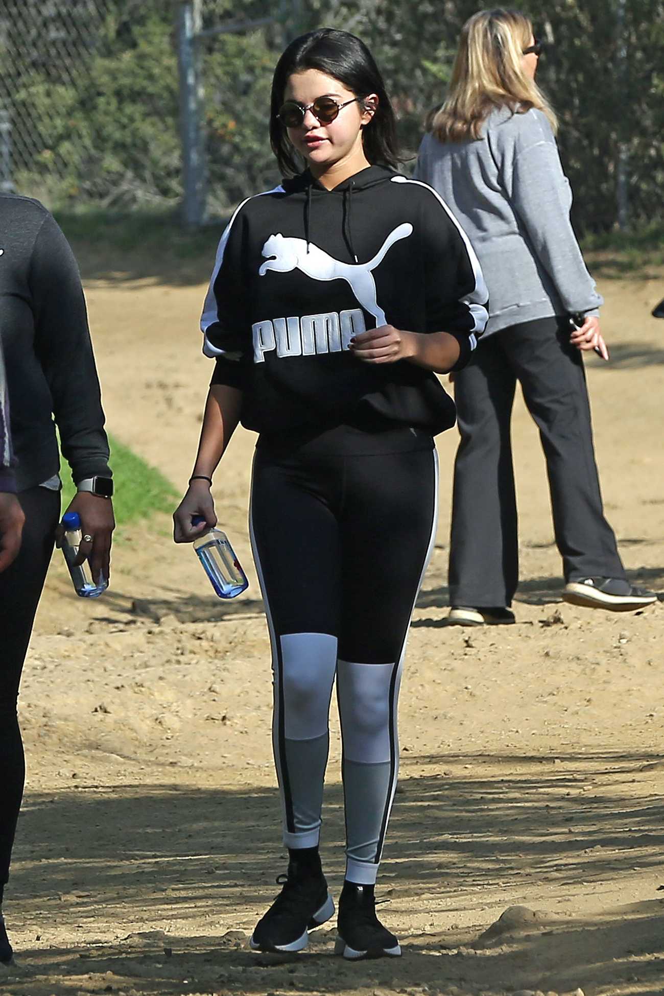 Selena_Gomez_-_Out_for_a_hike_in_Los_Angeles2C_2018-12-24-03.jpg