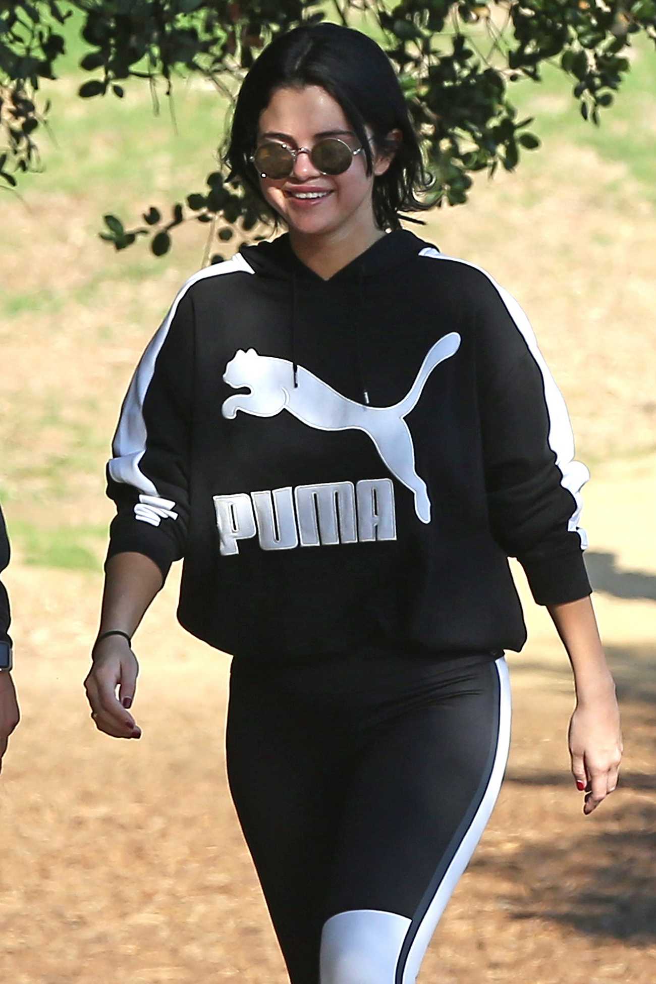 Selena_Gomez_-_Out_for_a_hike_in_Los_Angeles2C_2018-12-24-04.jpg