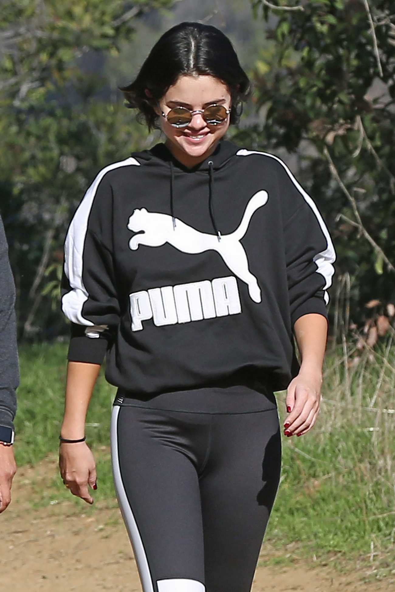 Selena_Gomez_-_Out_for_a_hike_in_Los_Angeles2C_2018-12-24-08.jpg