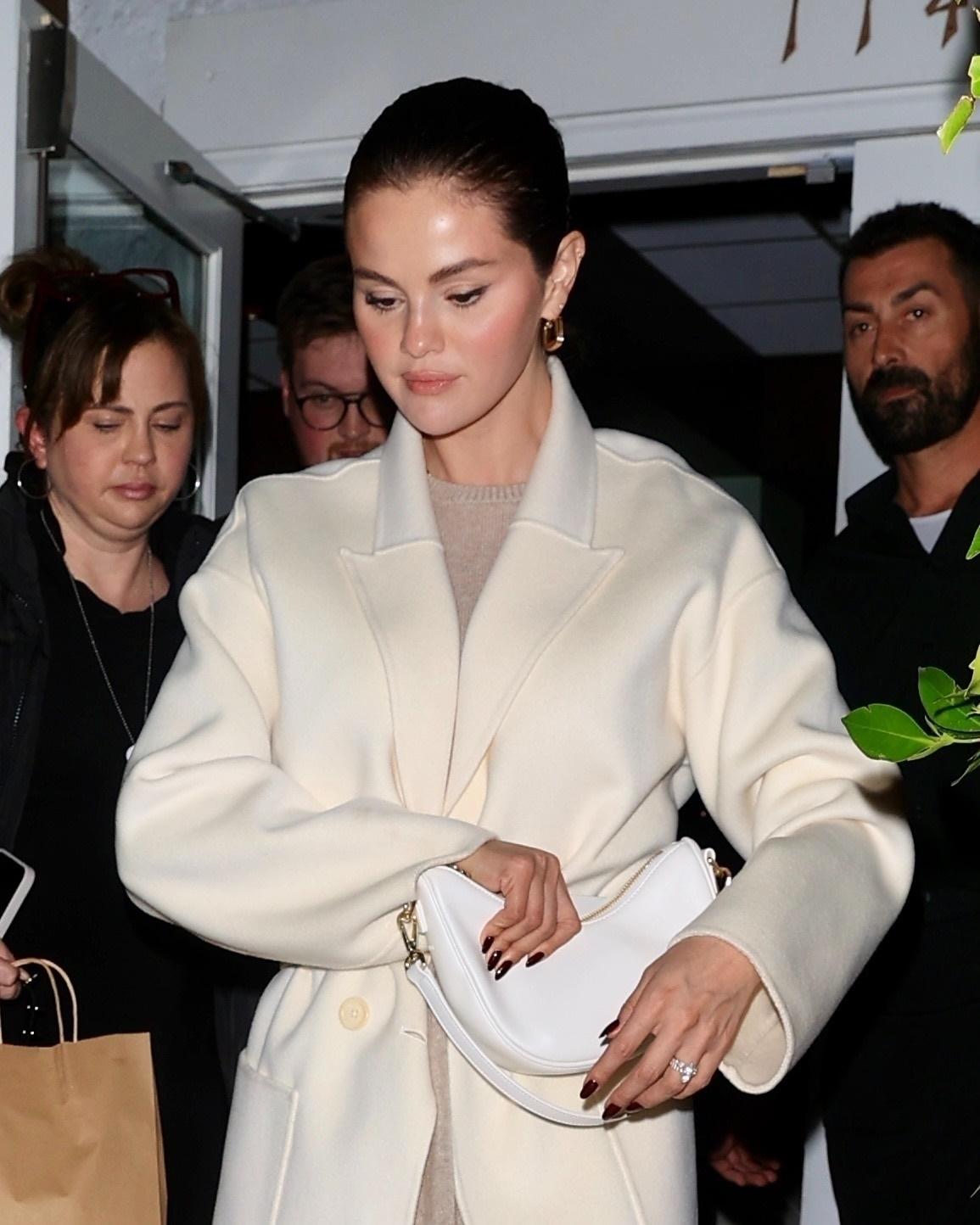 Selena_Gomez_-_Out_for_dinner_with_friends2C_Santa_Monica_CA_-_October_232C_2025_10.jpg