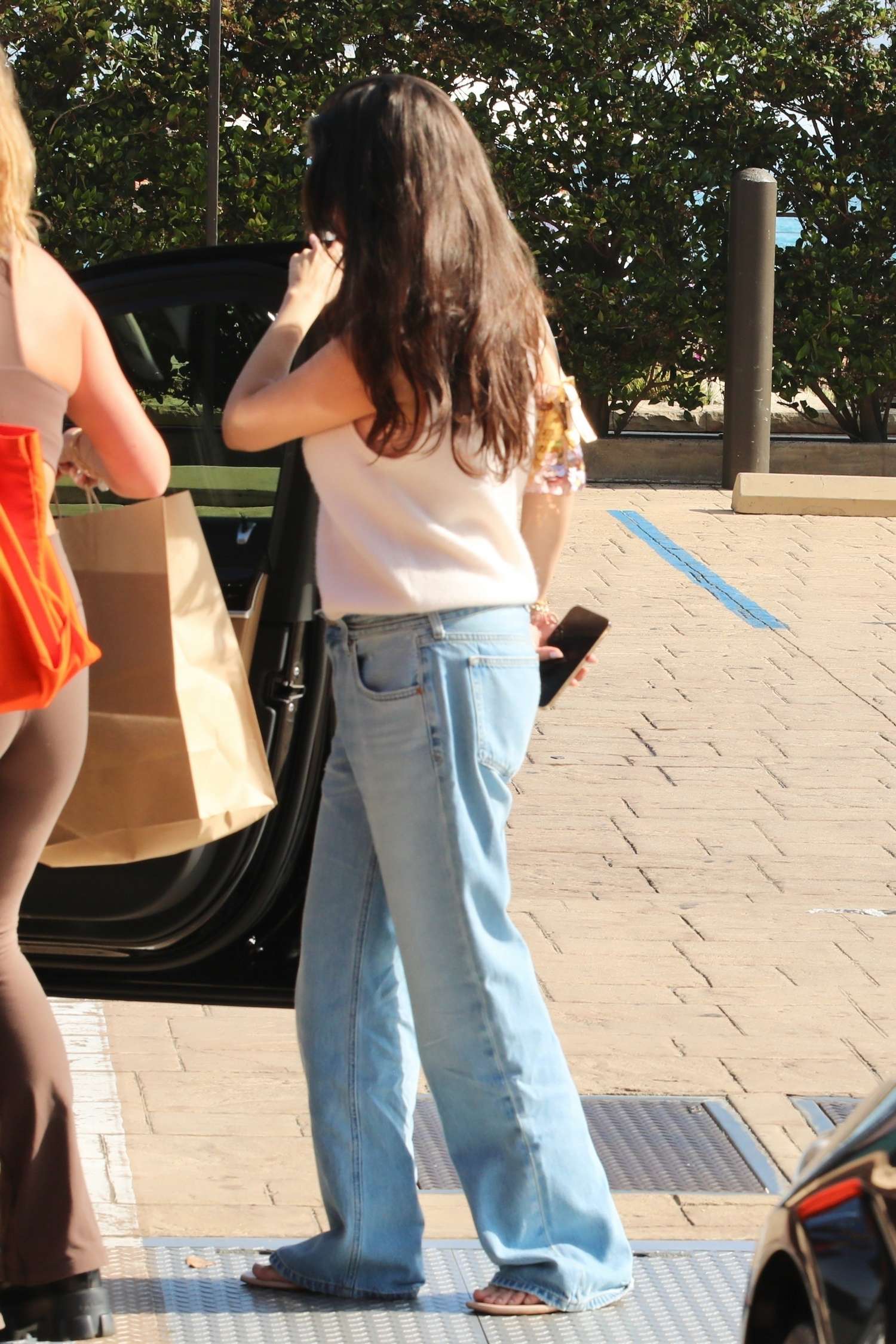 Selena_Gomez_-_Out_for_lunch_at_Nobu_in_Malibu_August_72C_202301.jpg