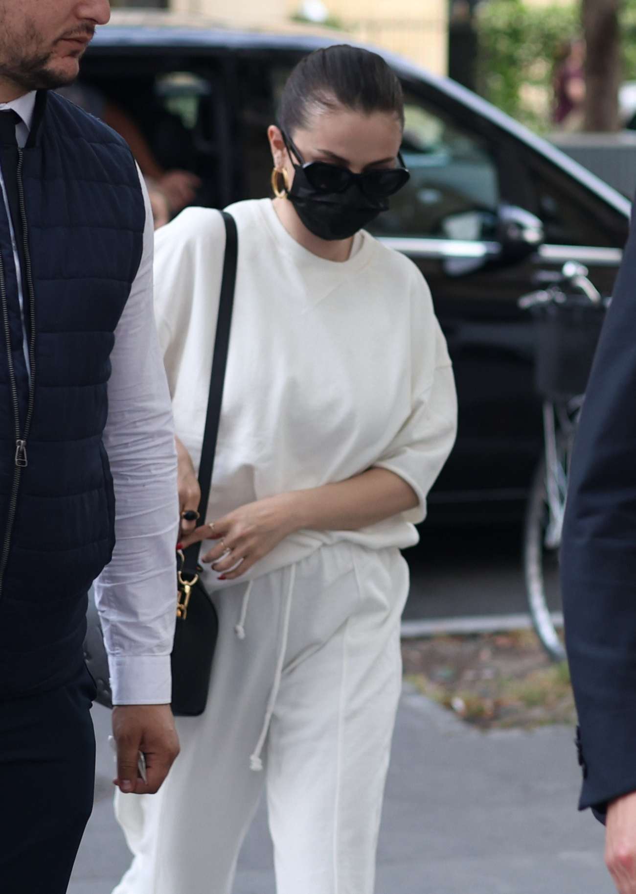 Selena_Gomez_-_Out_in_Paris_0617202302.jpg