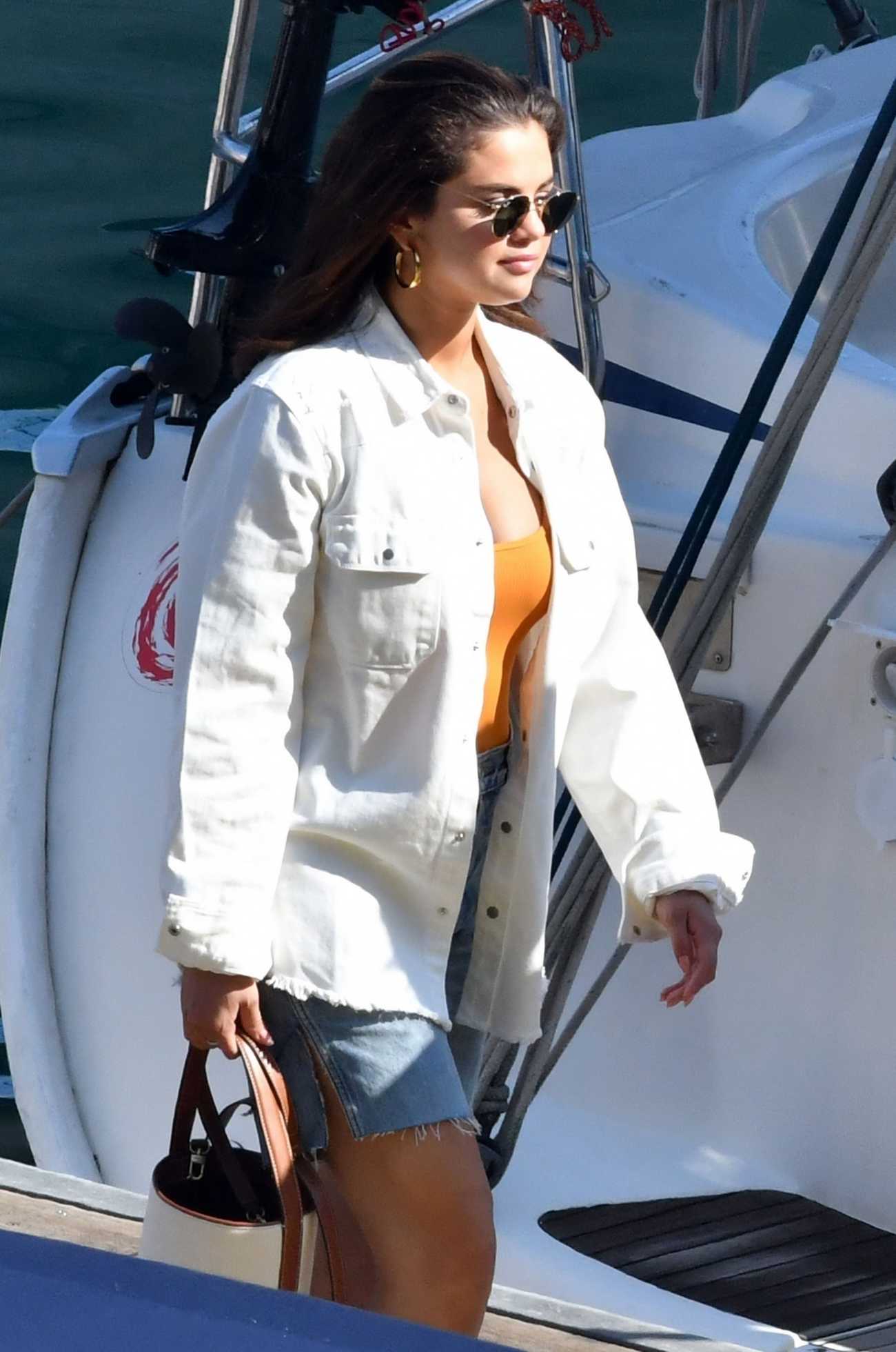 Selena_Gomez_-_Out_on_holiday_on_the_Amalfi_Coast2C_Italy_28July_242C_201929-01.jpg