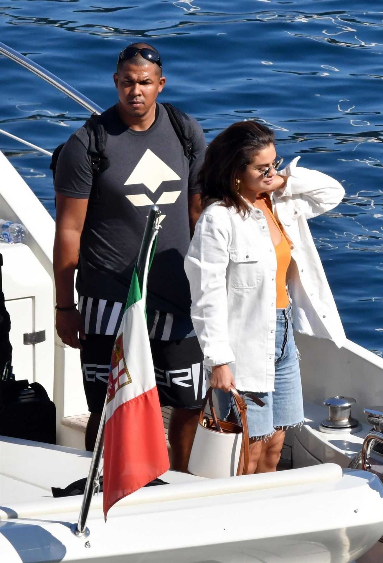 Selena_Gomez_-_Out_on_holiday_on_the_Amalfi_Coast2C_Italy_28July_242C_201929-08.jpg