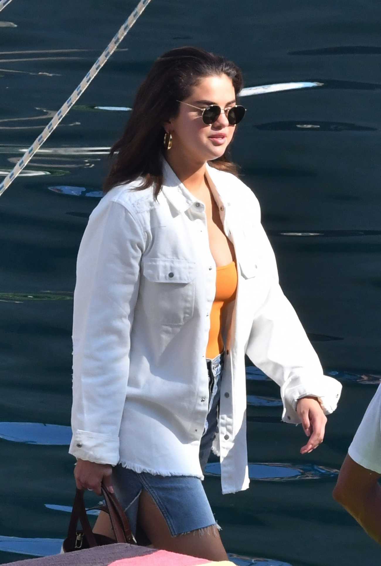 Selena_Gomez_-_Out_on_holiday_on_the_Amalfi_Coast2C_Italy_28July_242C_201929-10.jpg