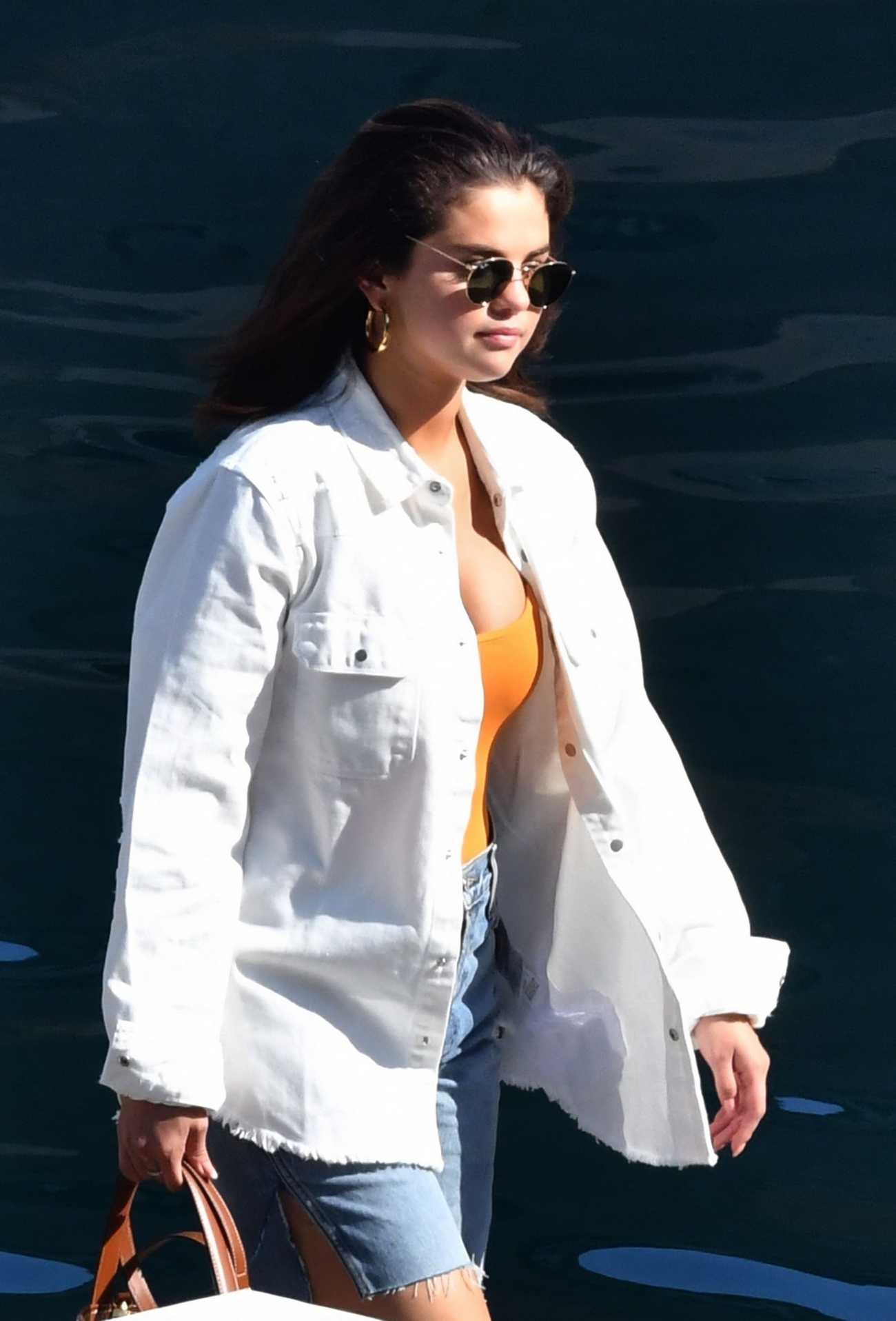 Selena_Gomez_-_Out_on_holiday_on_the_Amalfi_Coast2C_Italy_28July_242C_201929-11.jpg