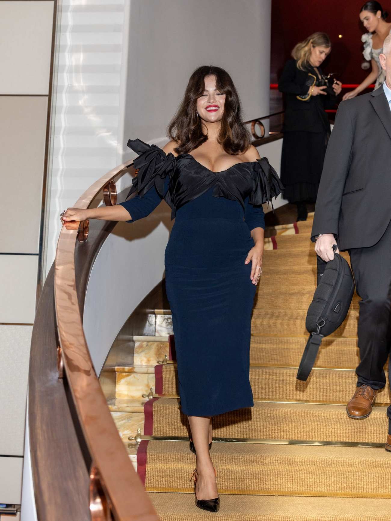Selena_Gomez_-_Outside_Hotel_Martinez_in_Cannes_May_172C_2024_07.jpg