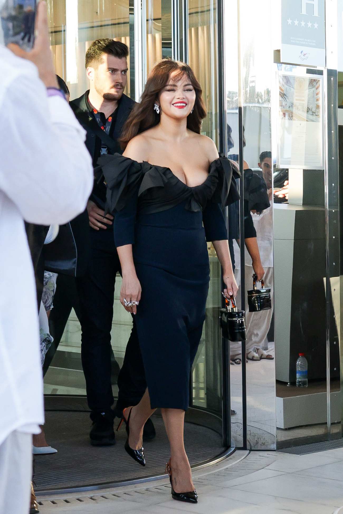 Selena_Gomez_-_Outside_Hotel_Martinez_in_Cannes_May_172C_2024_16.jpg