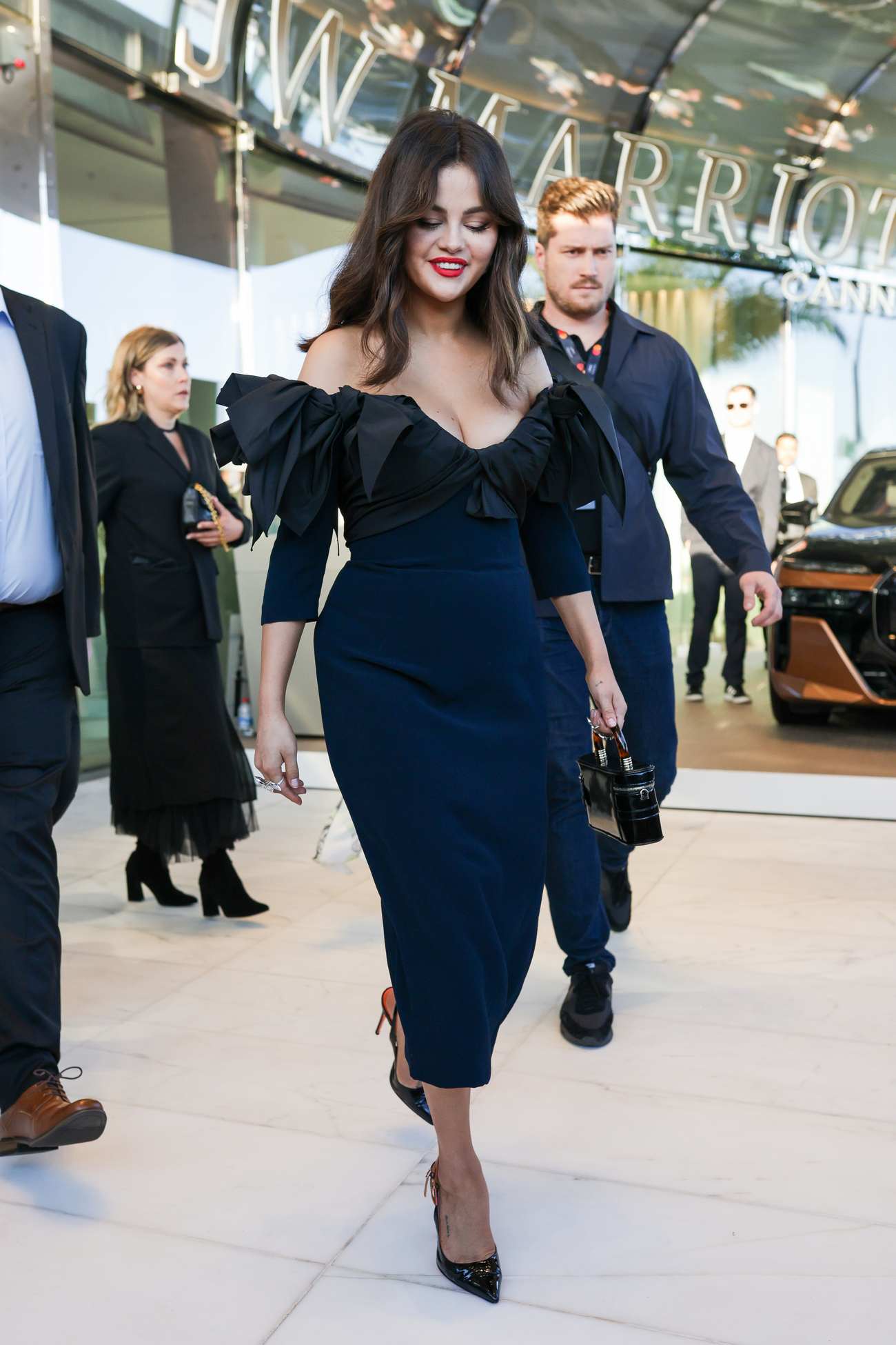 Selena_Gomez_-_Outside_Hotel_Martinez_in_Cannes_May_172C_2024_21.jpg