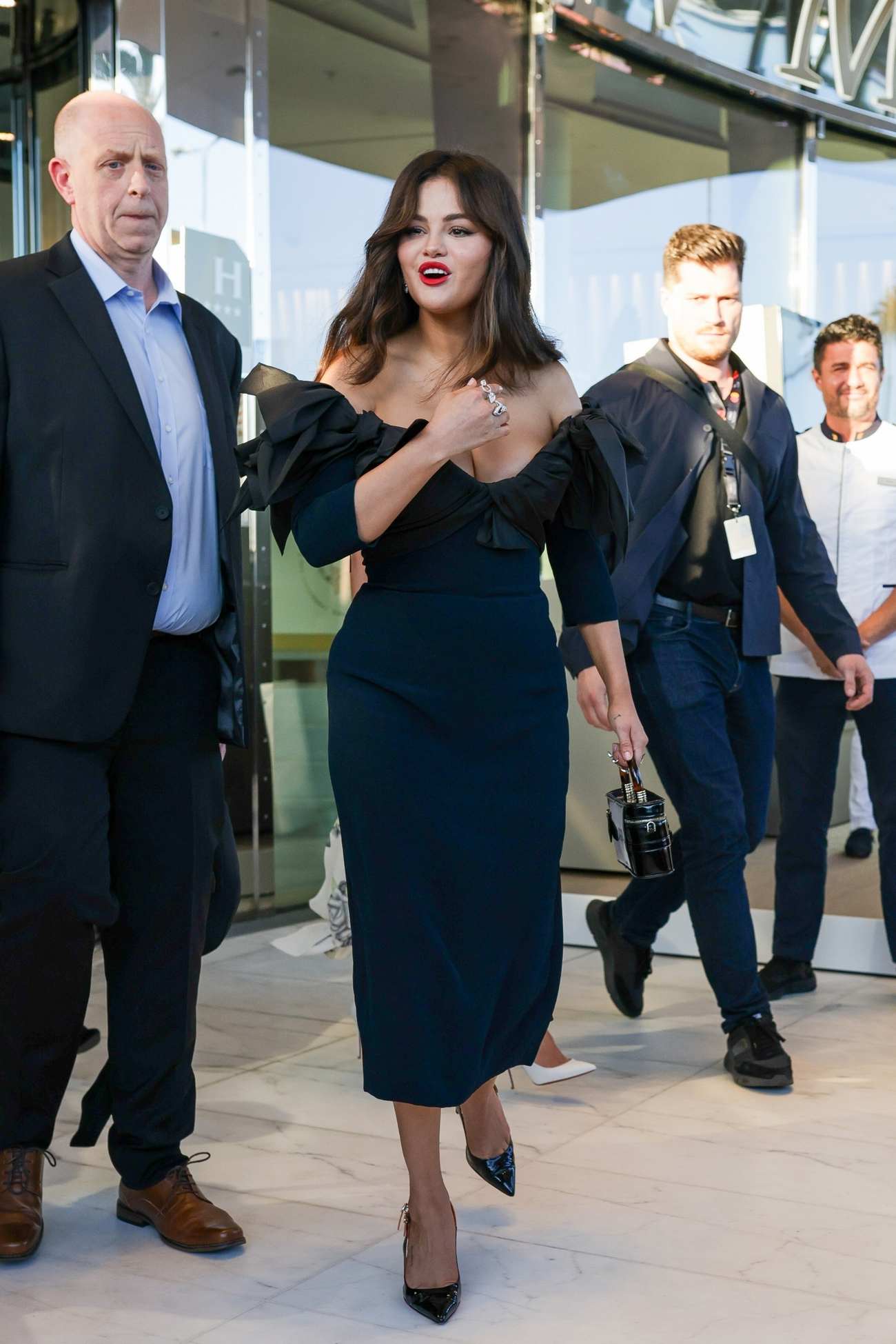 Selena_Gomez_-_Outside_Hotel_Martinez_in_Cannes_May_172C_2024_24.jpg