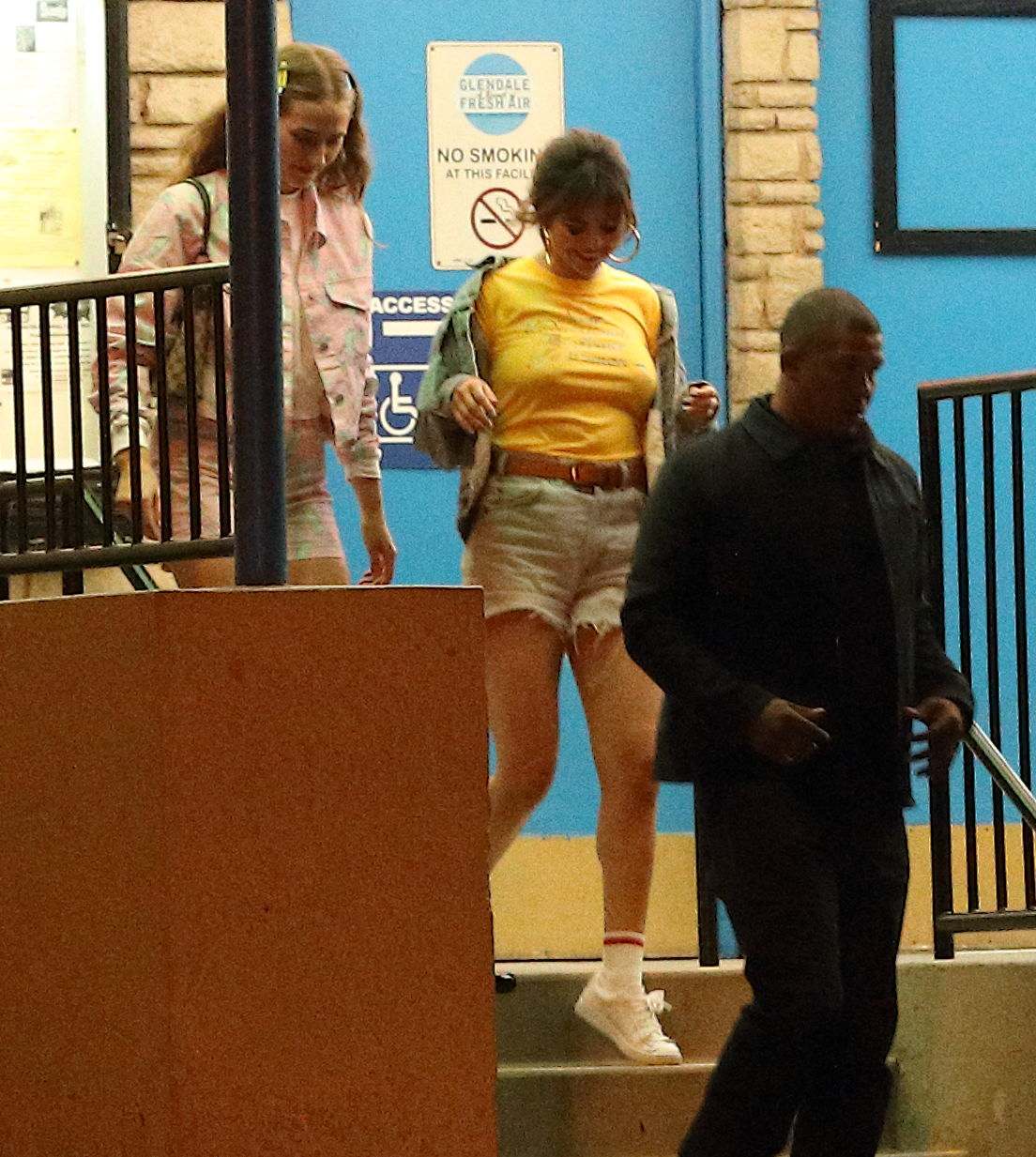 Selena_Gomez_-_Outside_roller_skating_in_Glendale2C_CA_March_272C_2018-01.jpg