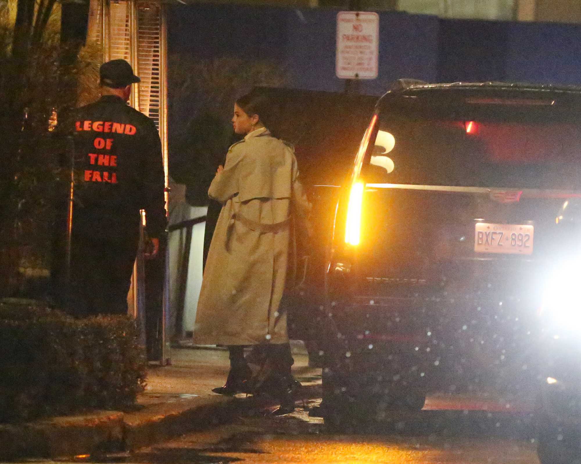 Selena_Gomez_-_Returns_to_Toronto_for_her_beau_The_Weeknd_on_March_18-05.jpg