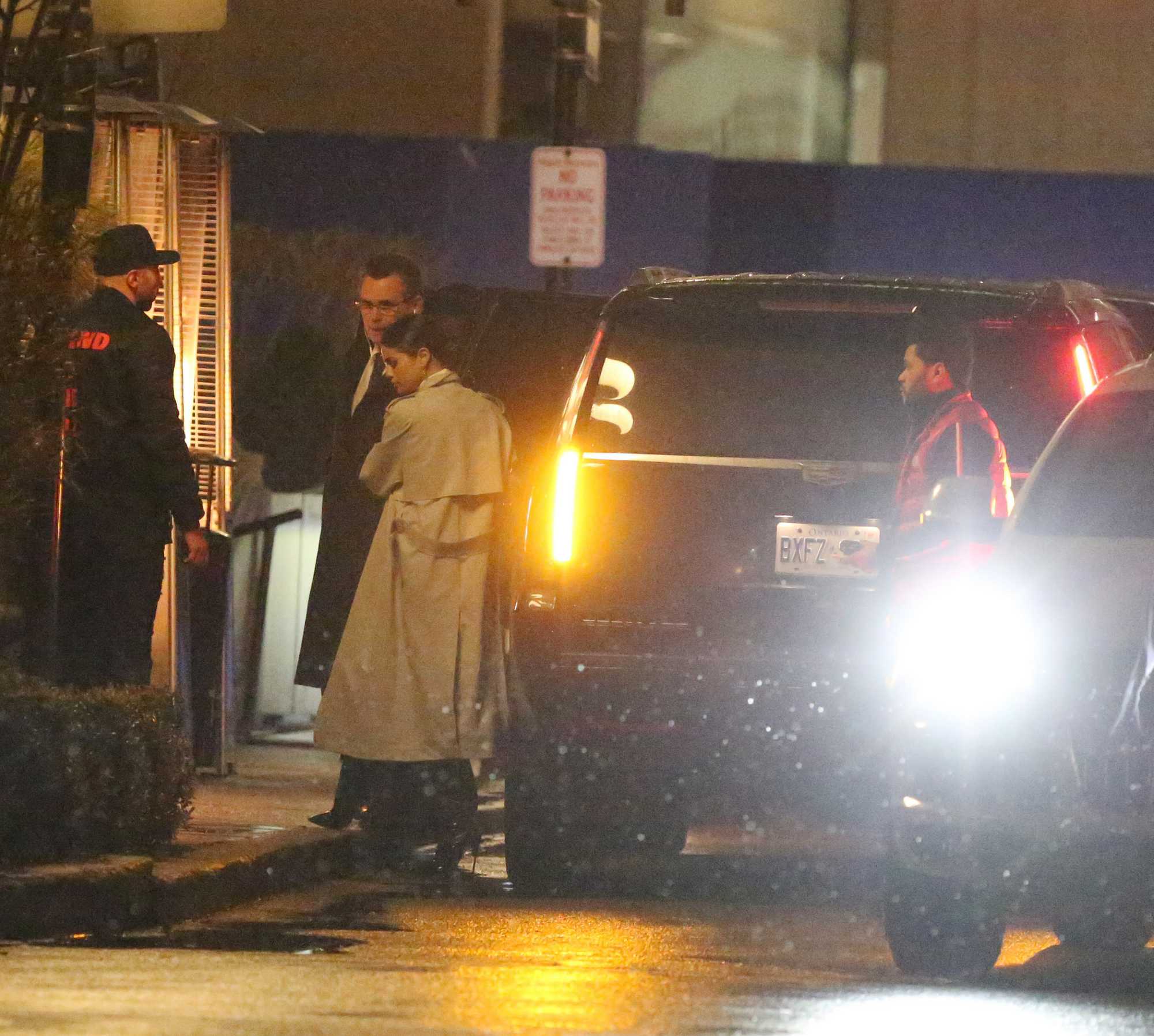 Selena_Gomez_-_Returns_to_Toronto_for_her_beau_The_Weeknd_on_March_18-06.jpg