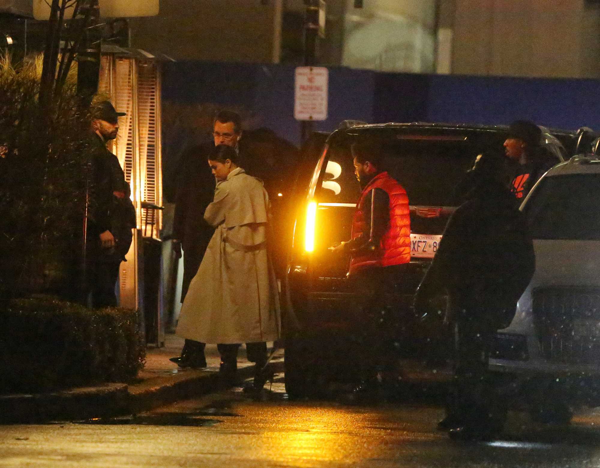 Selena_Gomez_-_Returns_to_Toronto_for_her_beau_The_Weeknd_on_March_18-08.jpg