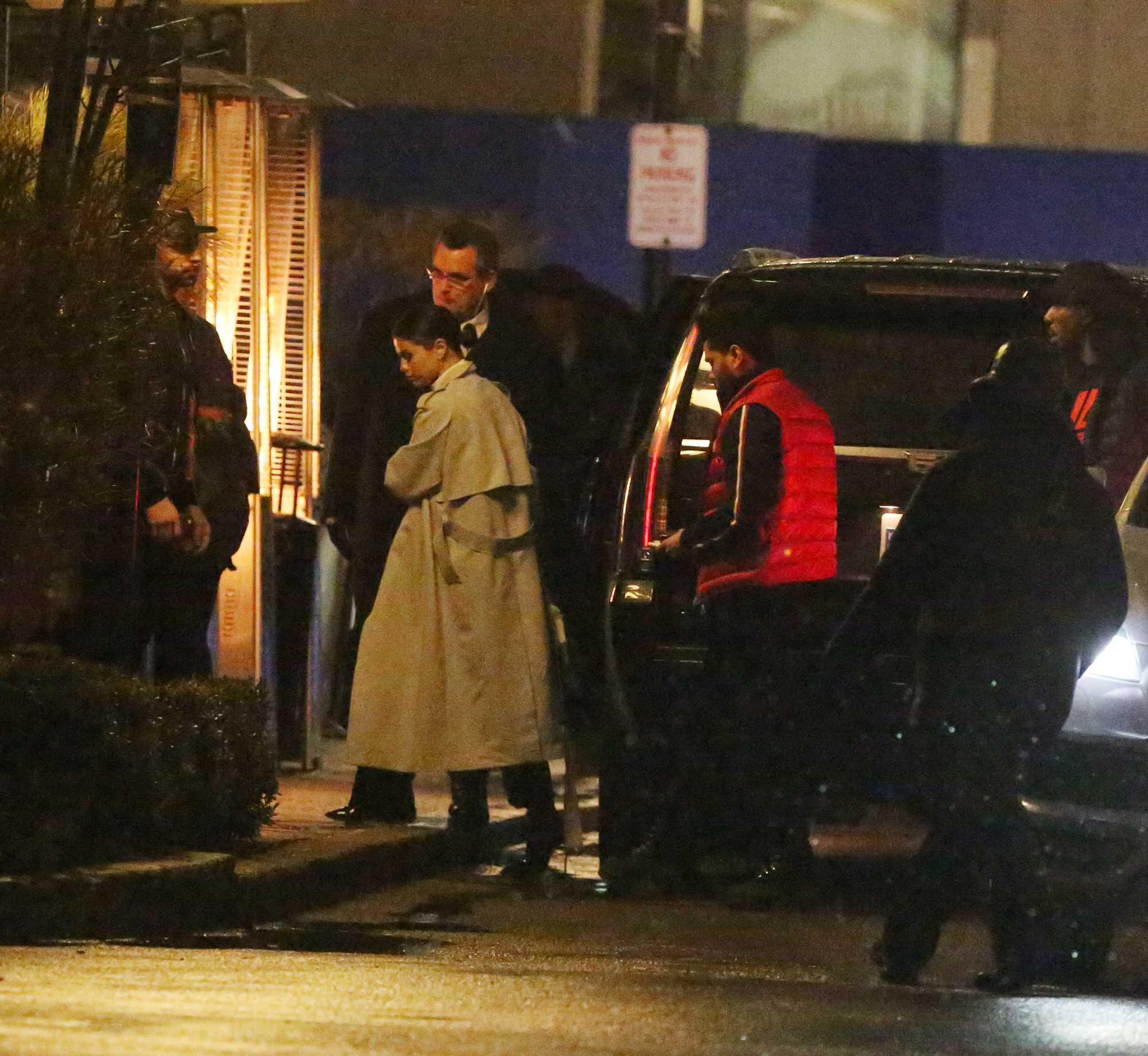 Selena_Gomez_-_Returns_to_Toronto_for_her_beau_The_Weeknd_on_March_18-09.jpg