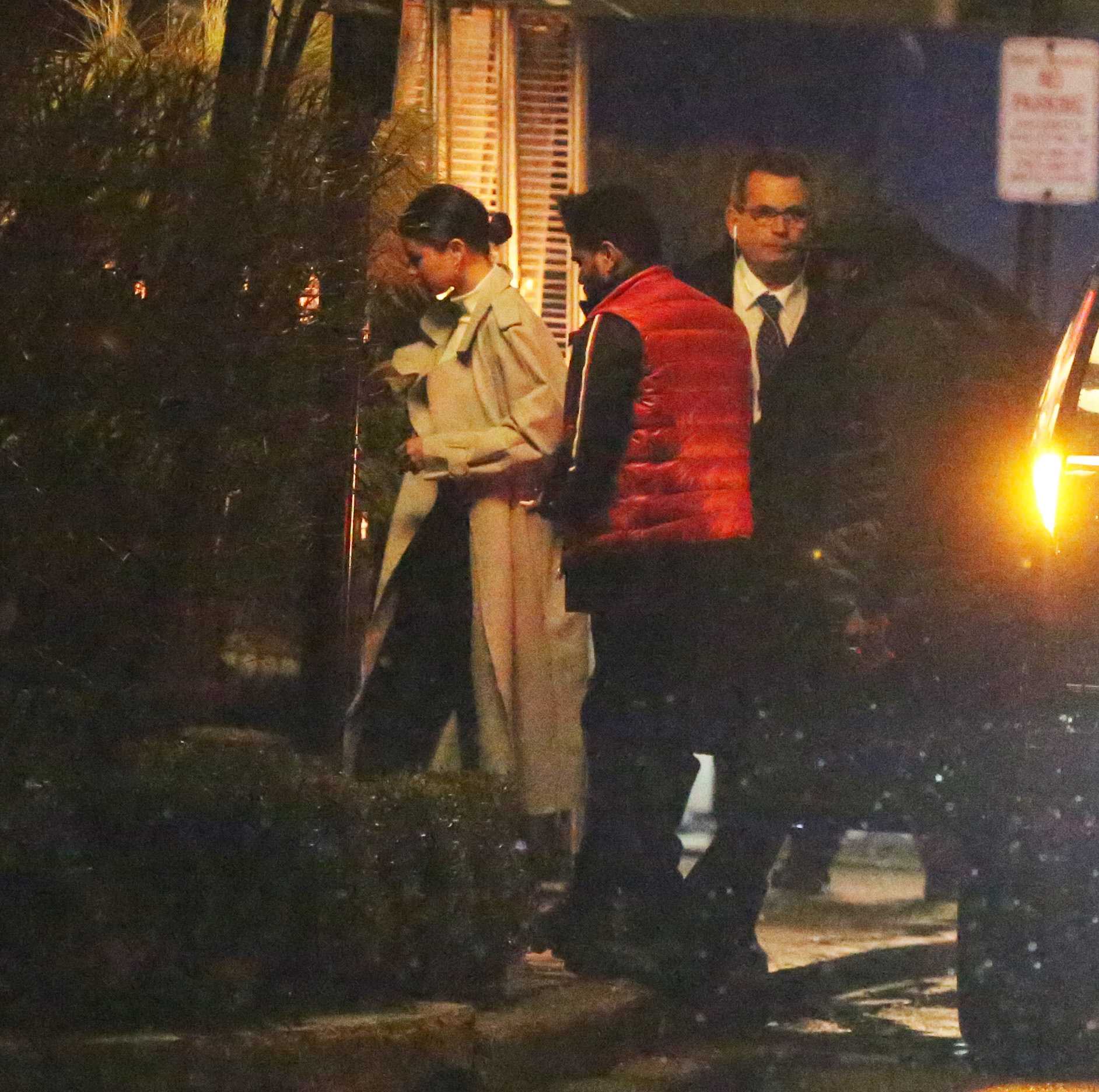 Selena_Gomez_-_Returns_to_Toronto_for_her_beau_The_Weeknd_on_March_18-17.jpg