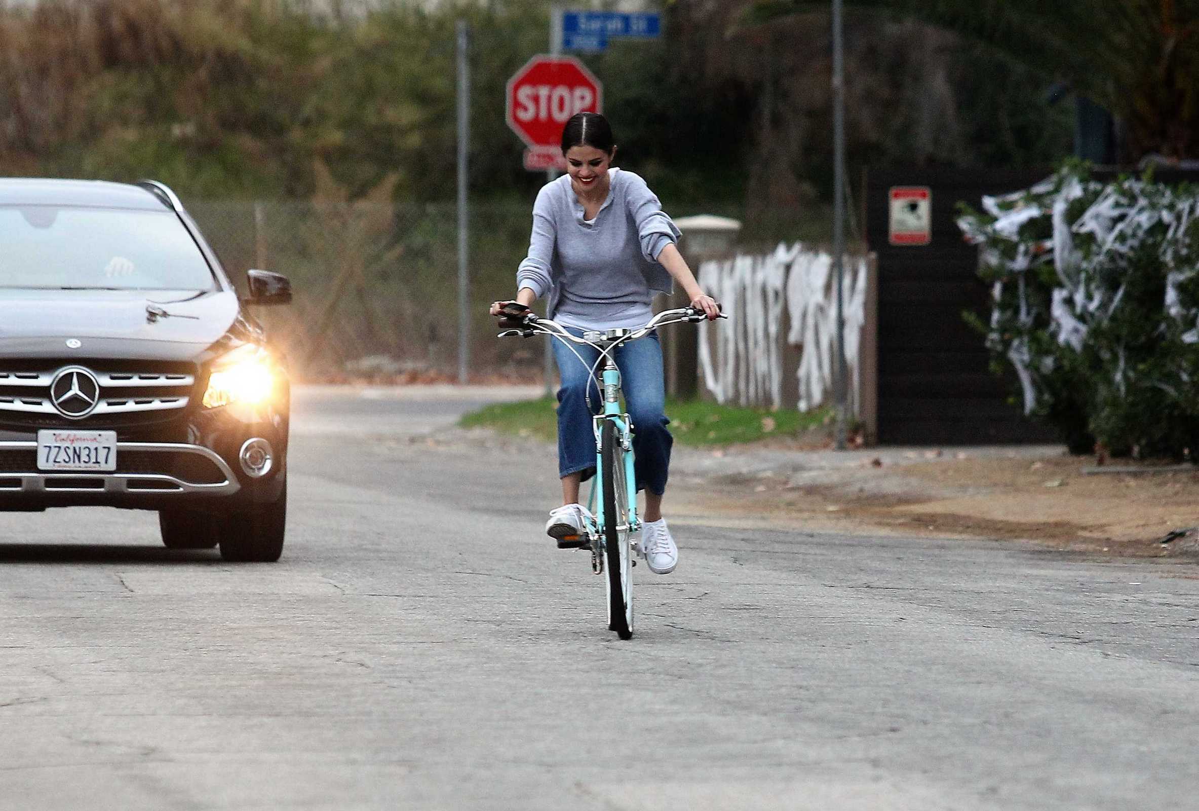 Selena_Gomez_-_Rides_her_bike_with_PA_Theresa_Mingus2C_LA_on_October_30-01.jpg