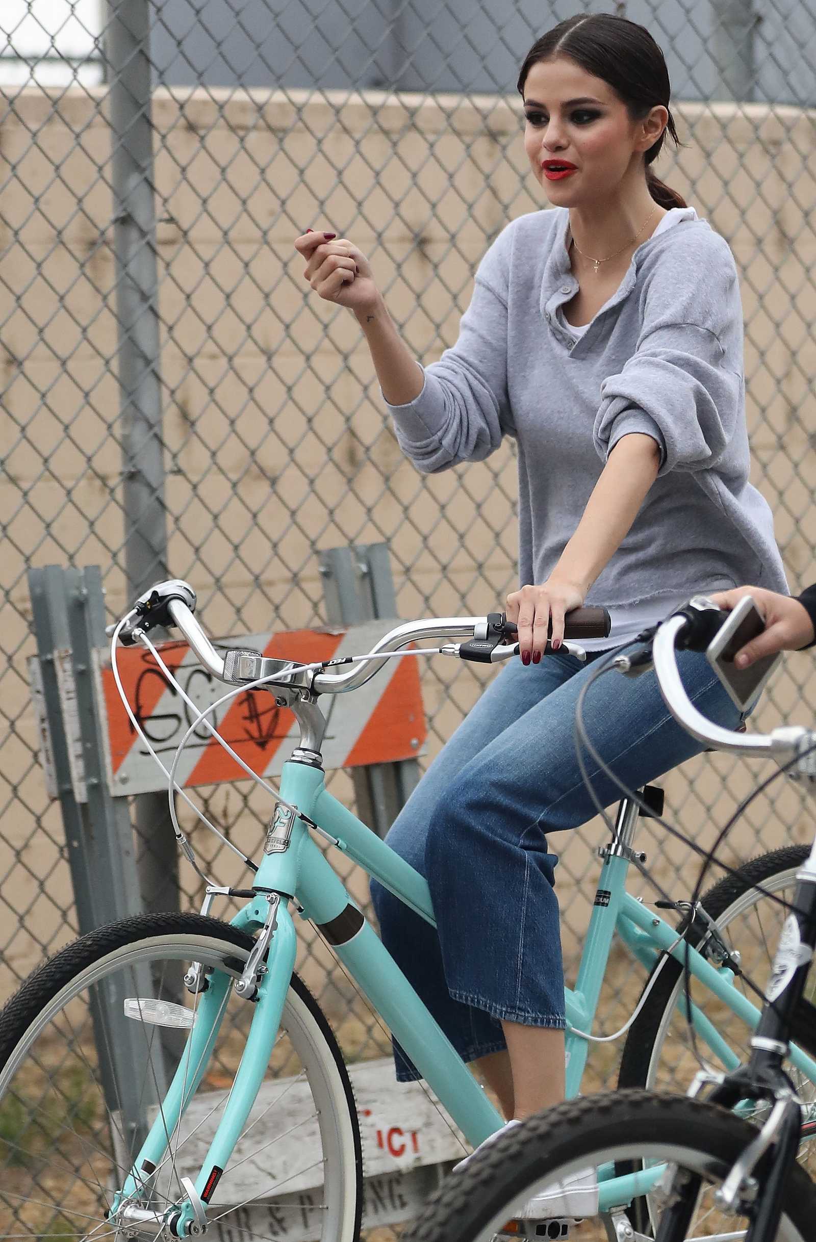 Selena_Gomez_-_Rides_her_bike_with_PA_Theresa_Mingus2C_LA_on_October_30-15.jpg
