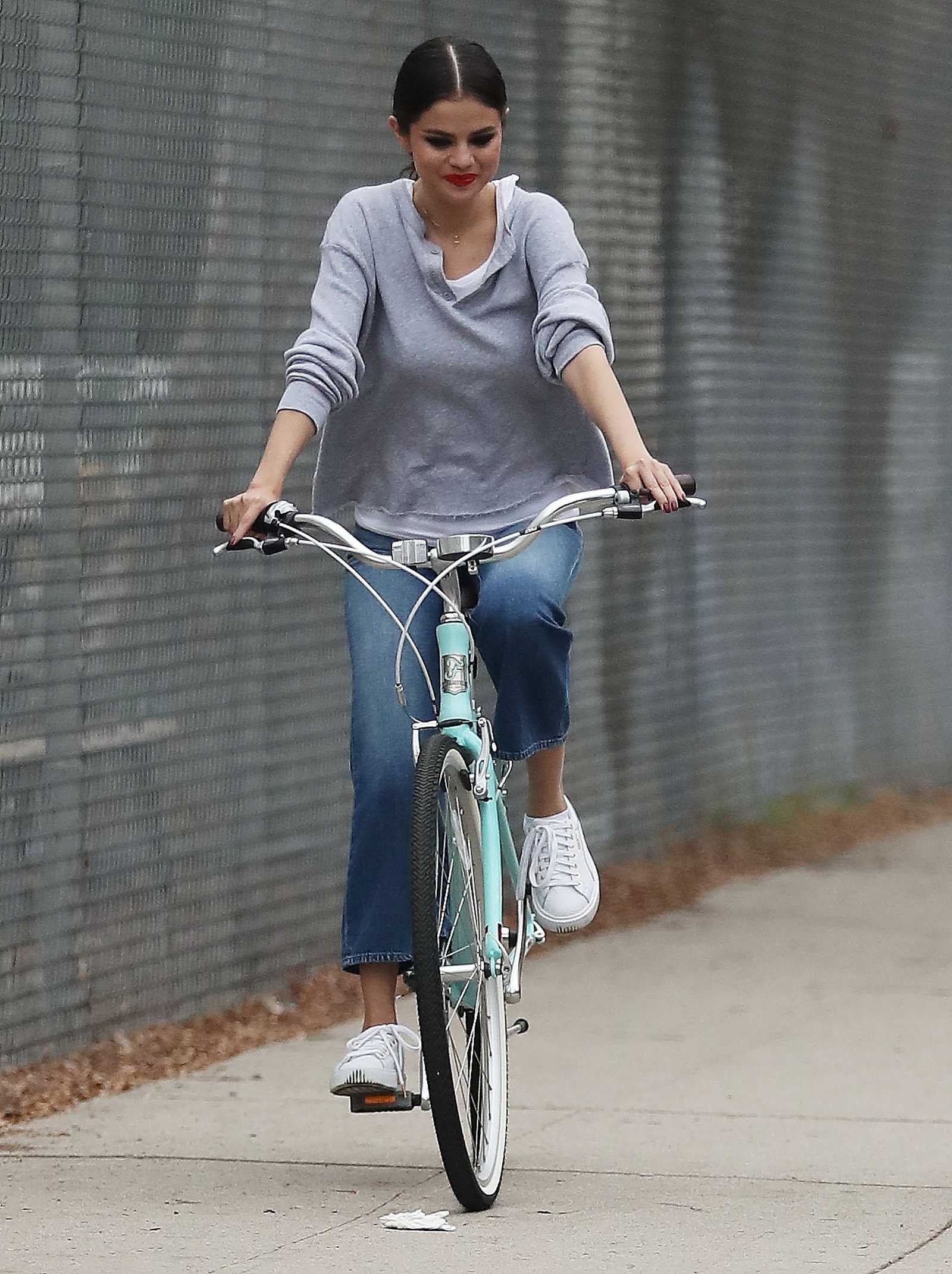 Selena_Gomez_-_Rides_her_bike_with_PA_Theresa_Mingus2C_LA_on_October_30-18.jpg