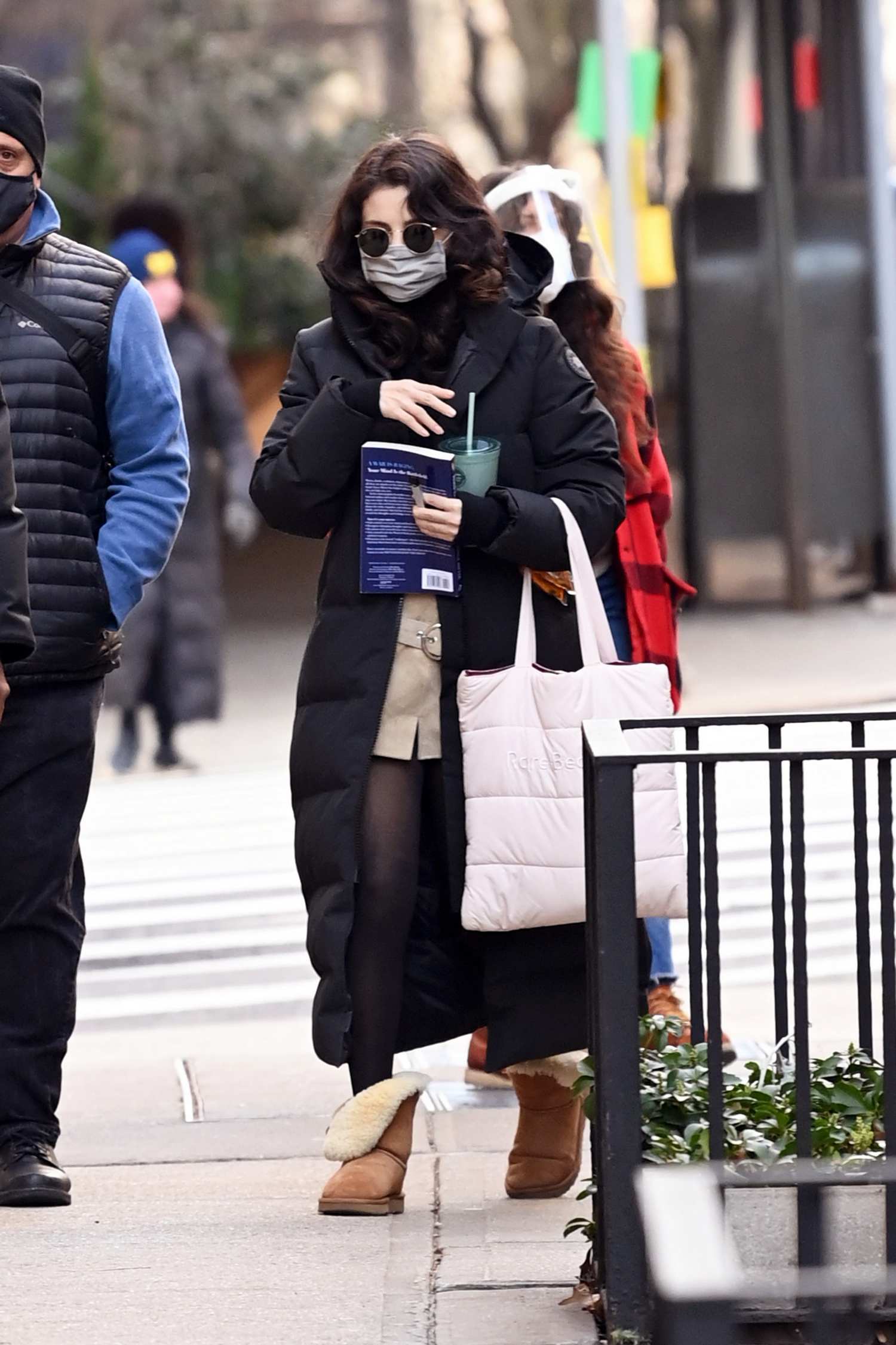 Selena_Gomez_-_Seen_heading_to_the_movie_set_of_Only_Murders_in_New_York_City_01192021_02.jpg