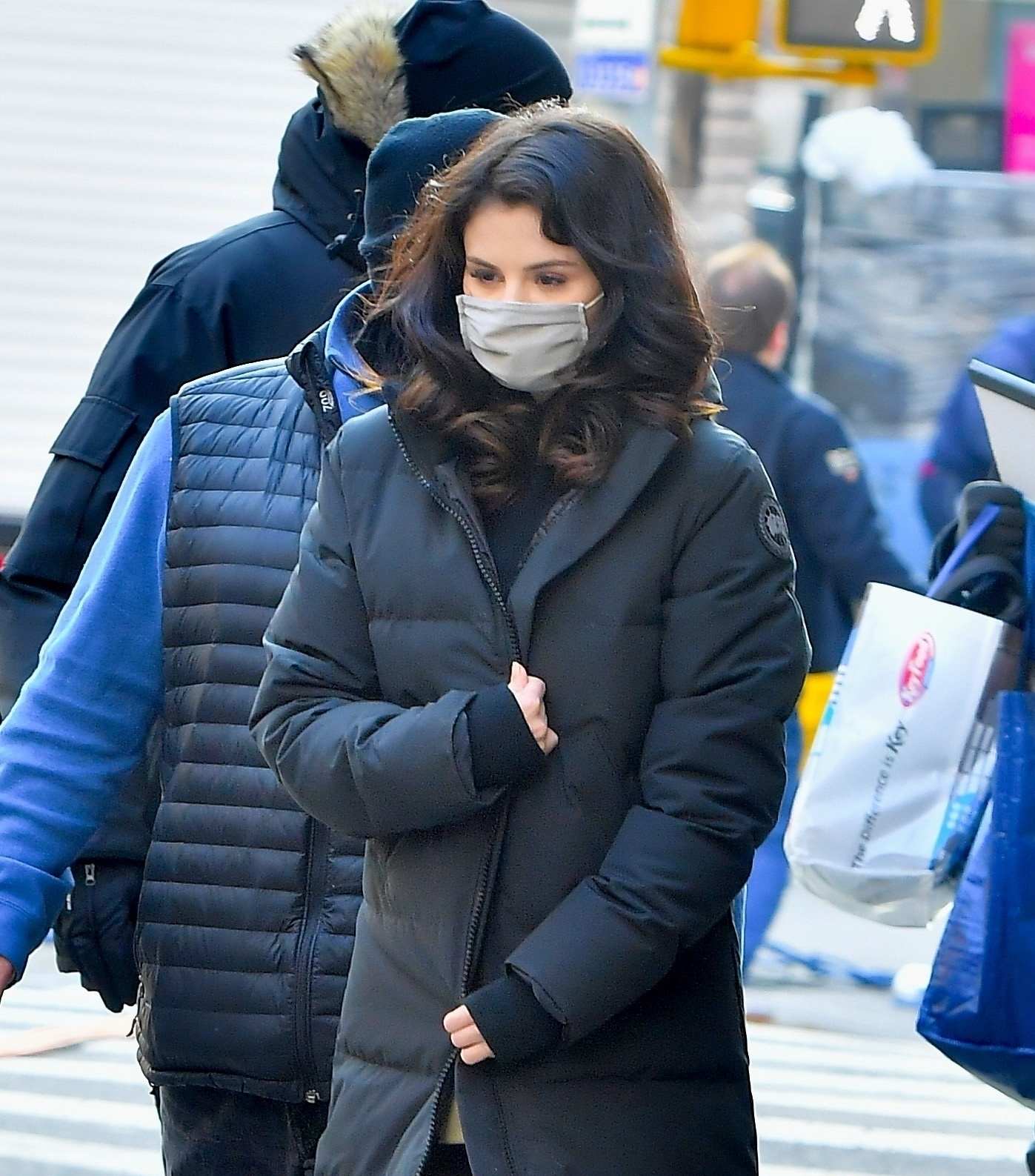 Selena_Gomez_-_Seen_heading_to_the_movie_set_of_Only_Murders_in_New_York_City_01192021_03.jpg