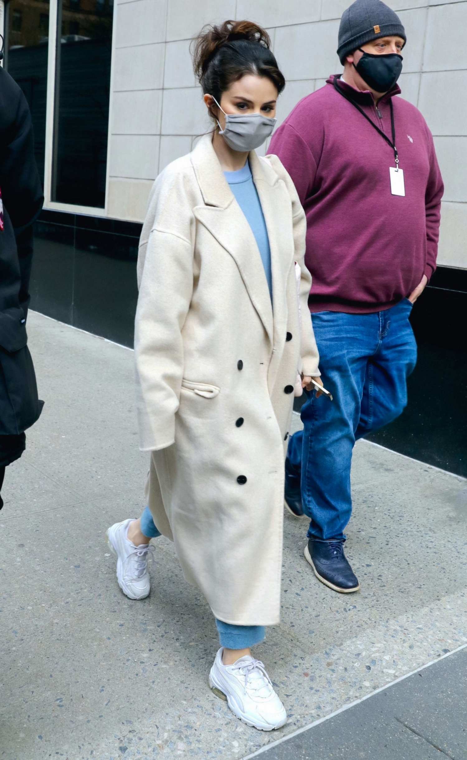 Selena_Gomez_-_Seen_heading_to_the_movie_set_of_Only_Murders_in_New_York_City_01192021_07.jpg