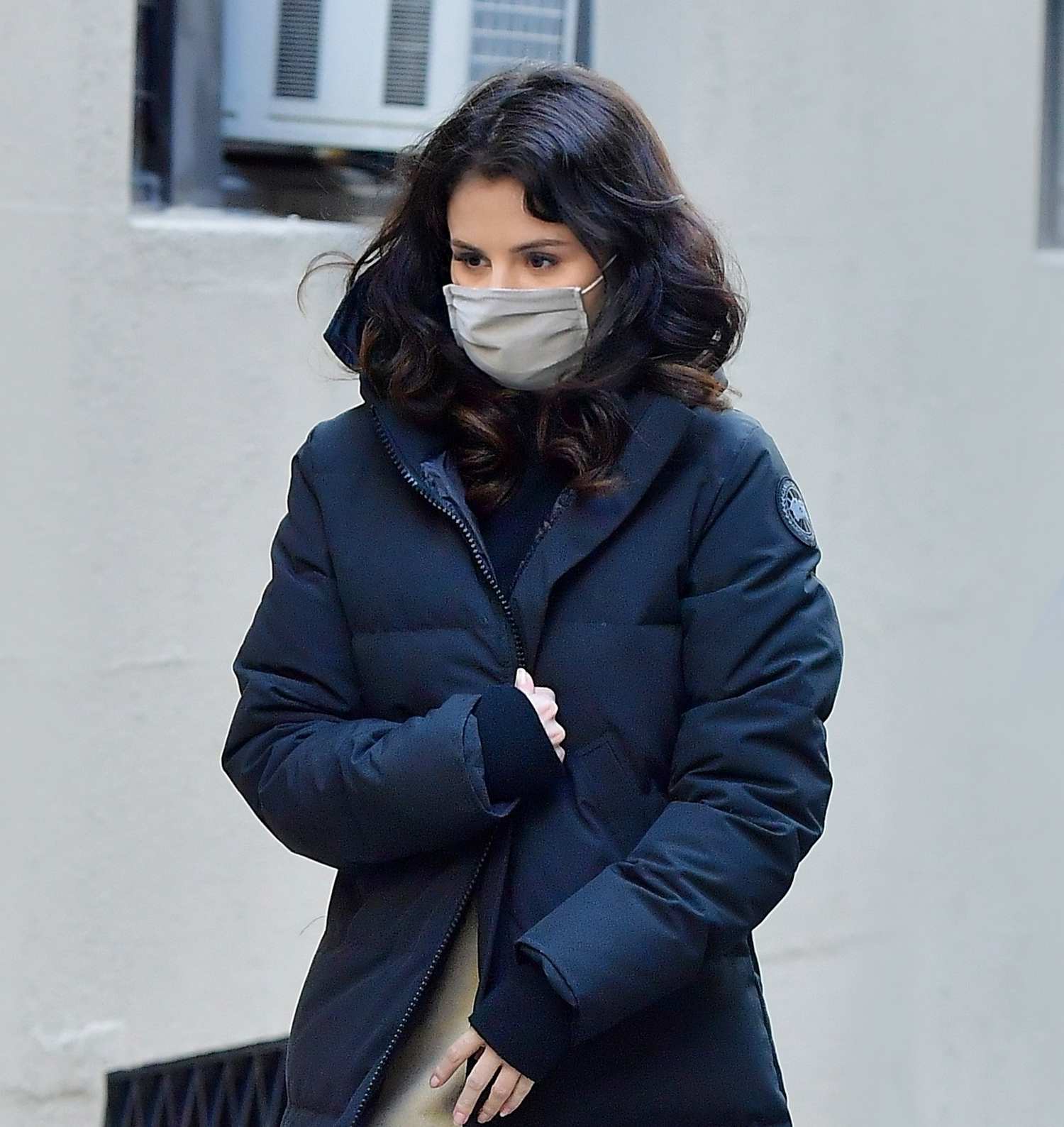 Selena_Gomez_-_Seen_heading_to_the_movie_set_of_Only_Murders_in_New_York_City_01192021_09.jpg