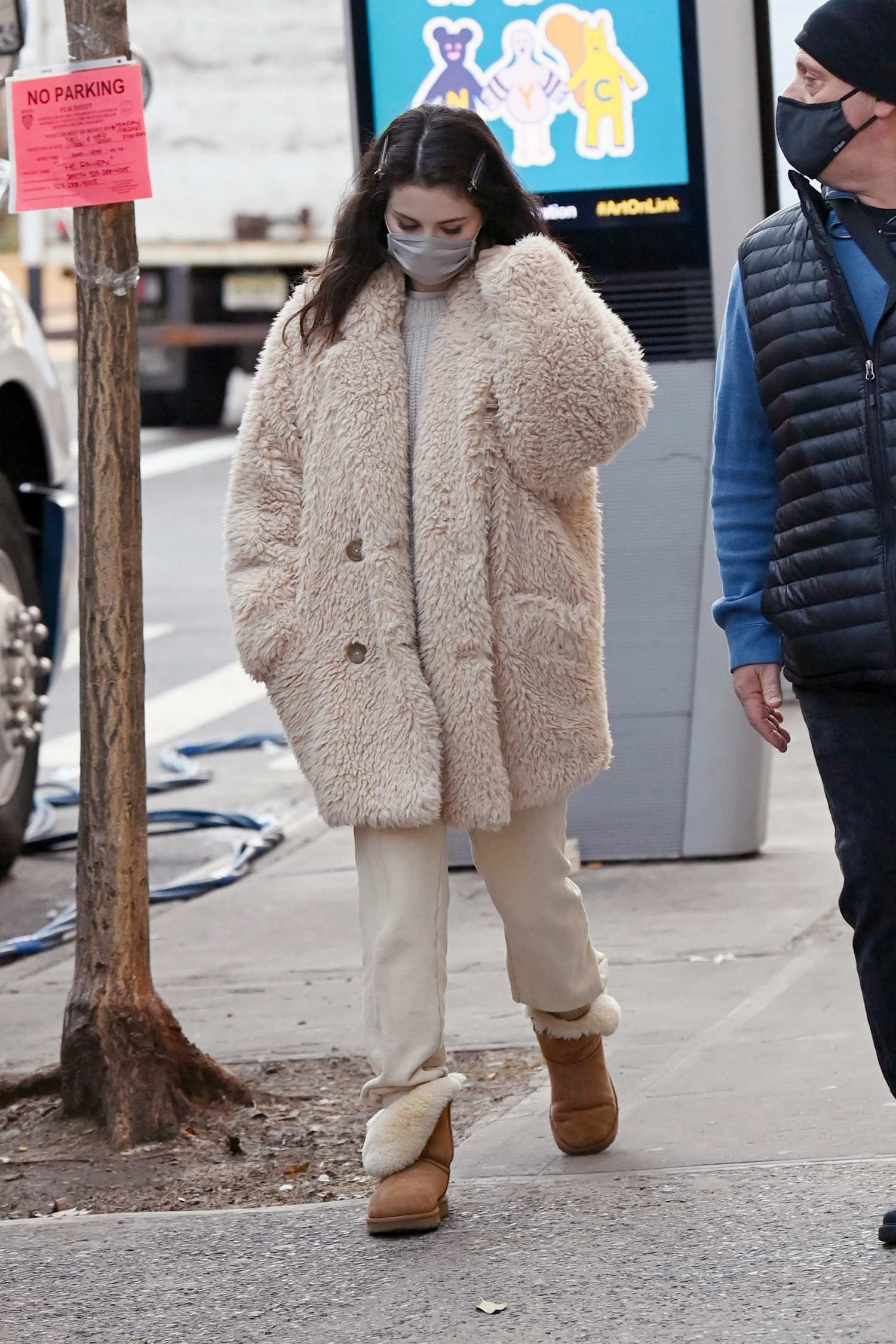 Selena_Gomez_-_Seen_heading_to_the_movie_set_of_Only_Murders_in_New_York_City_01192021_10.jpg