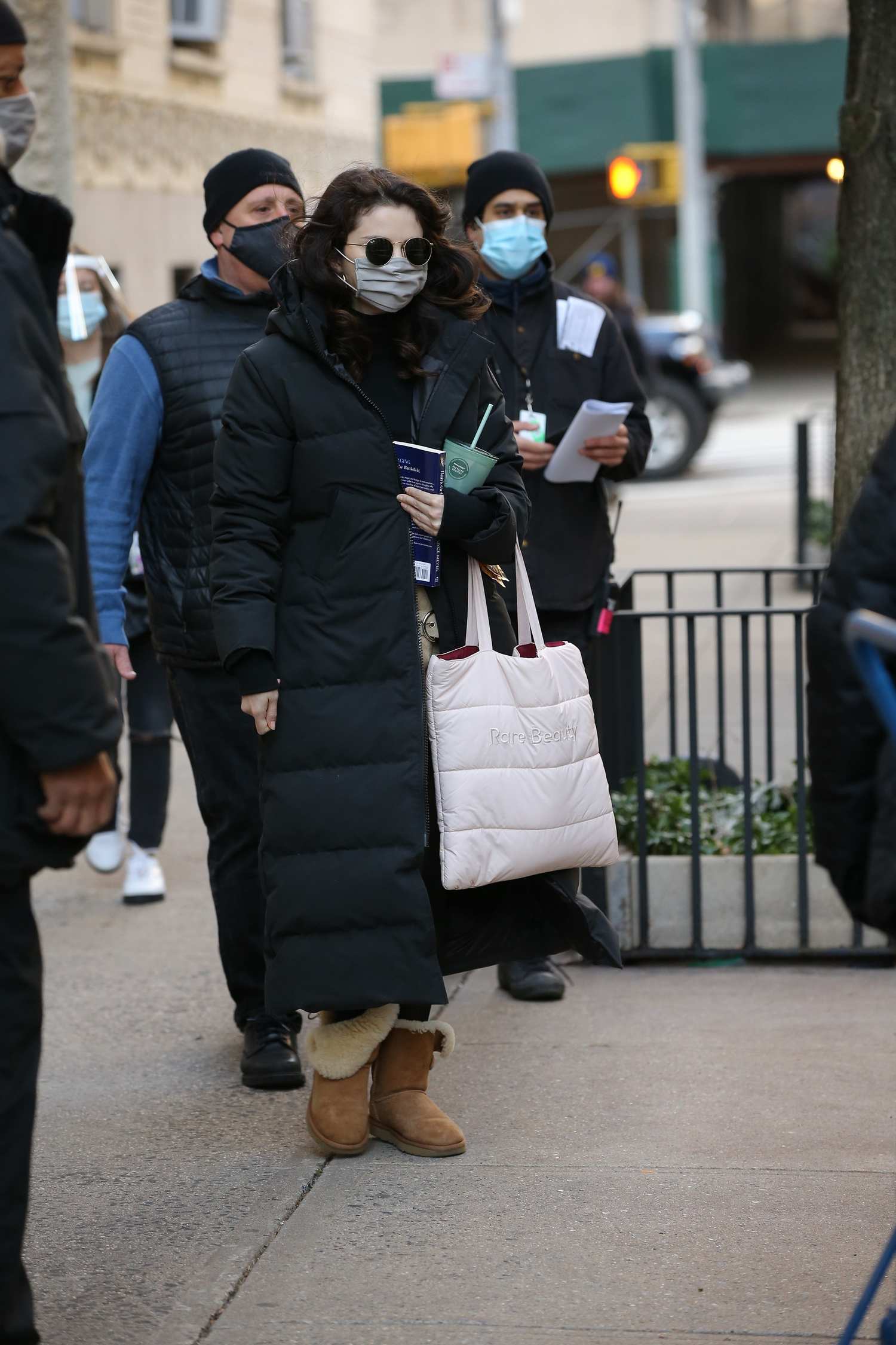 Selena_Gomez_-_Seen_heading_to_the_movie_set_of_Only_Murders_in_New_York_City_01192021_11.jpg