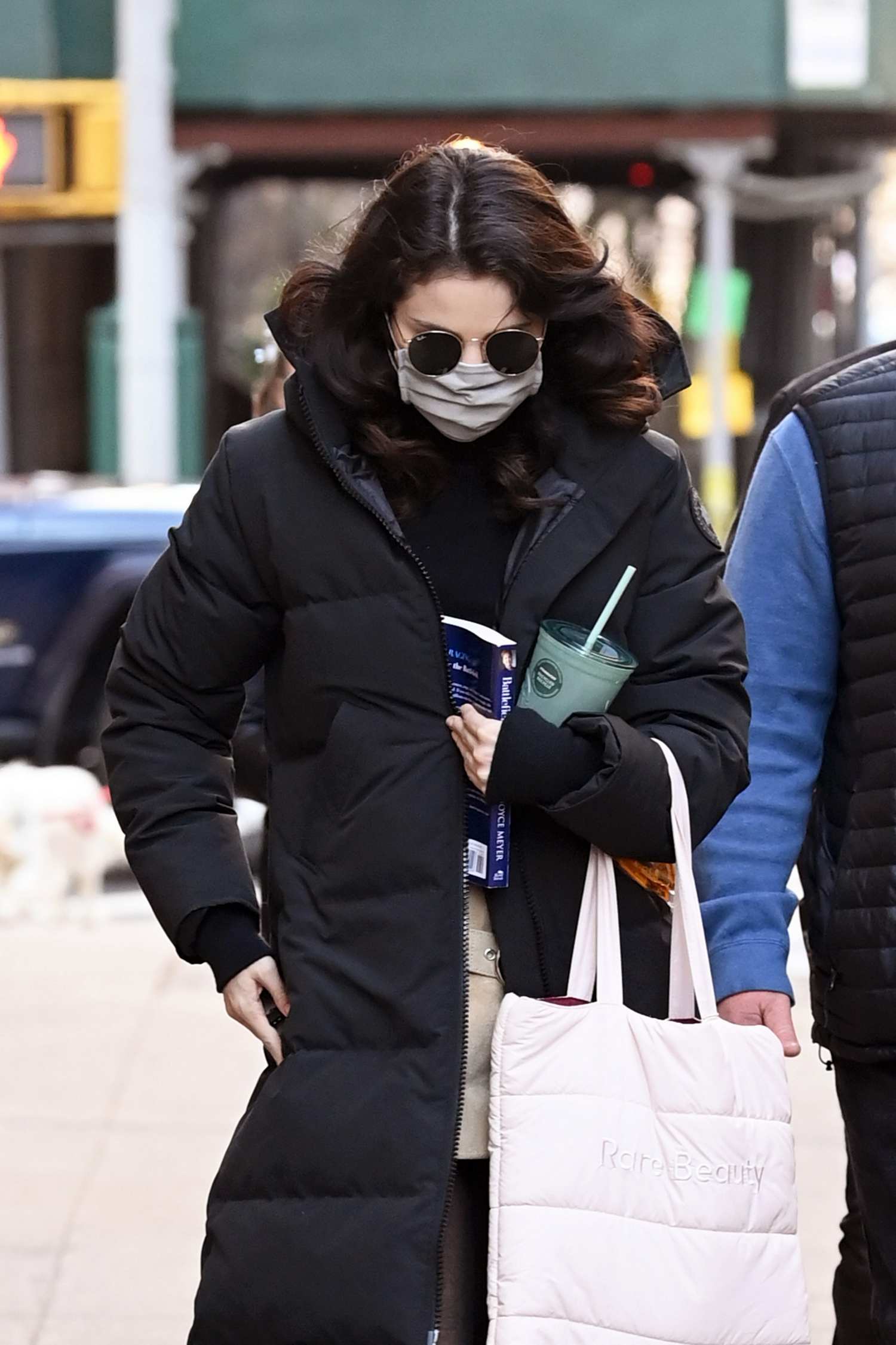 Selena_Gomez_-_Seen_heading_to_the_movie_set_of_Only_Murders_in_New_York_City_01192021_12.jpg