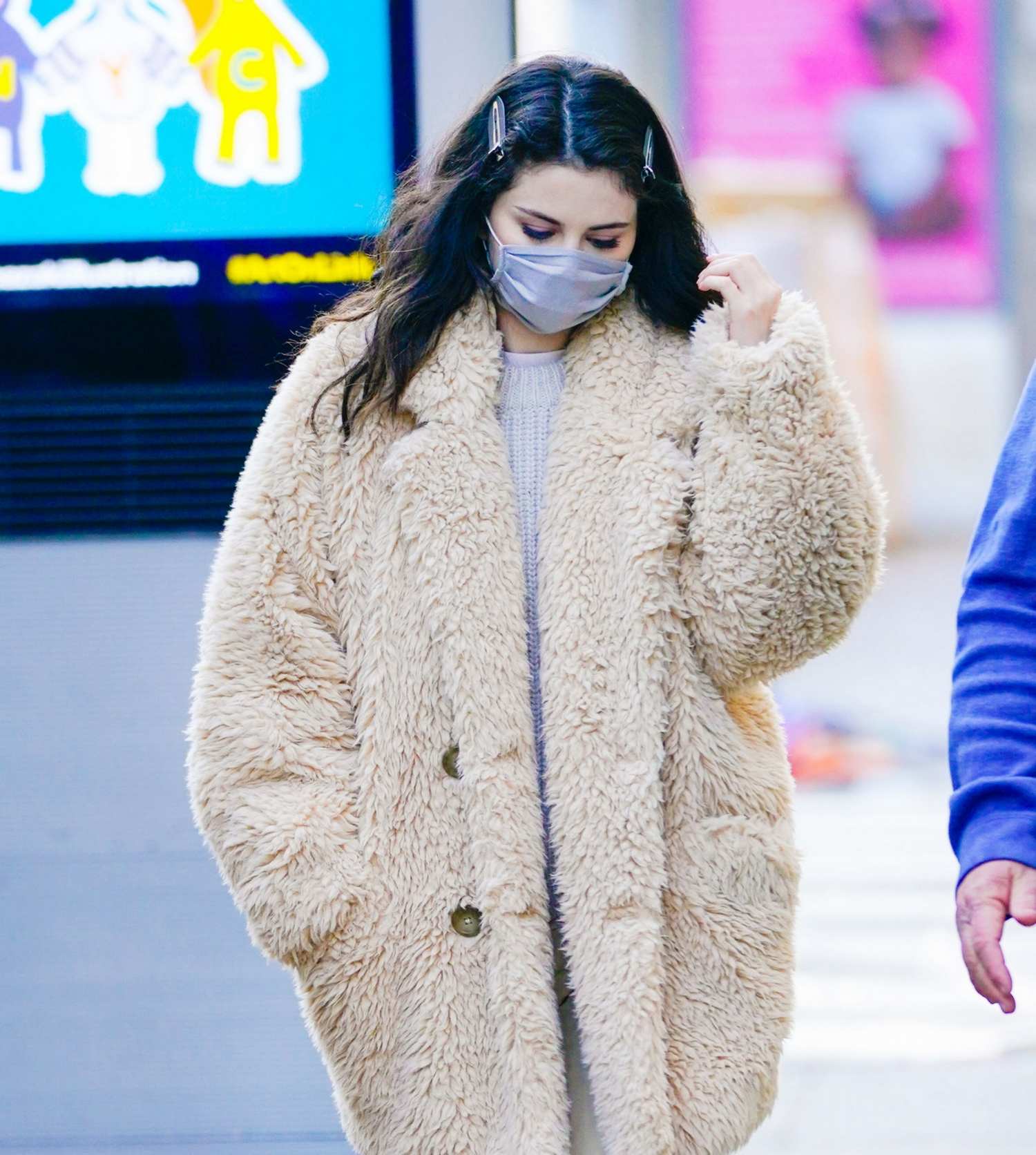 Selena_Gomez_-_Seen_heading_to_the_movie_set_of_Only_Murders_in_New_York_City_01192021_13.jpg