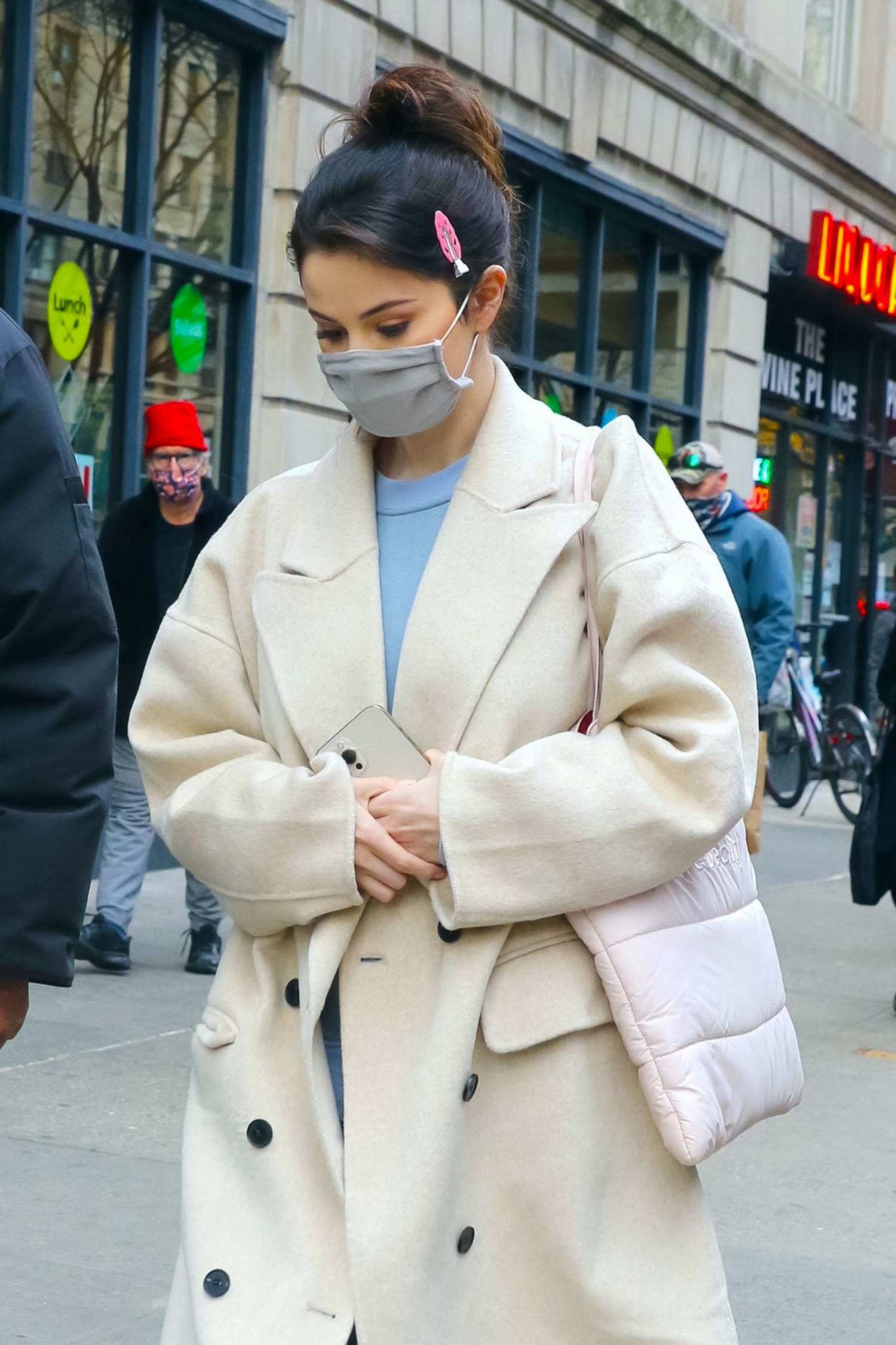 Selena_Gomez_-_Seen_heading_to_the_movie_set_of_Only_Murders_in_New_York_City_01192021_14.jpg