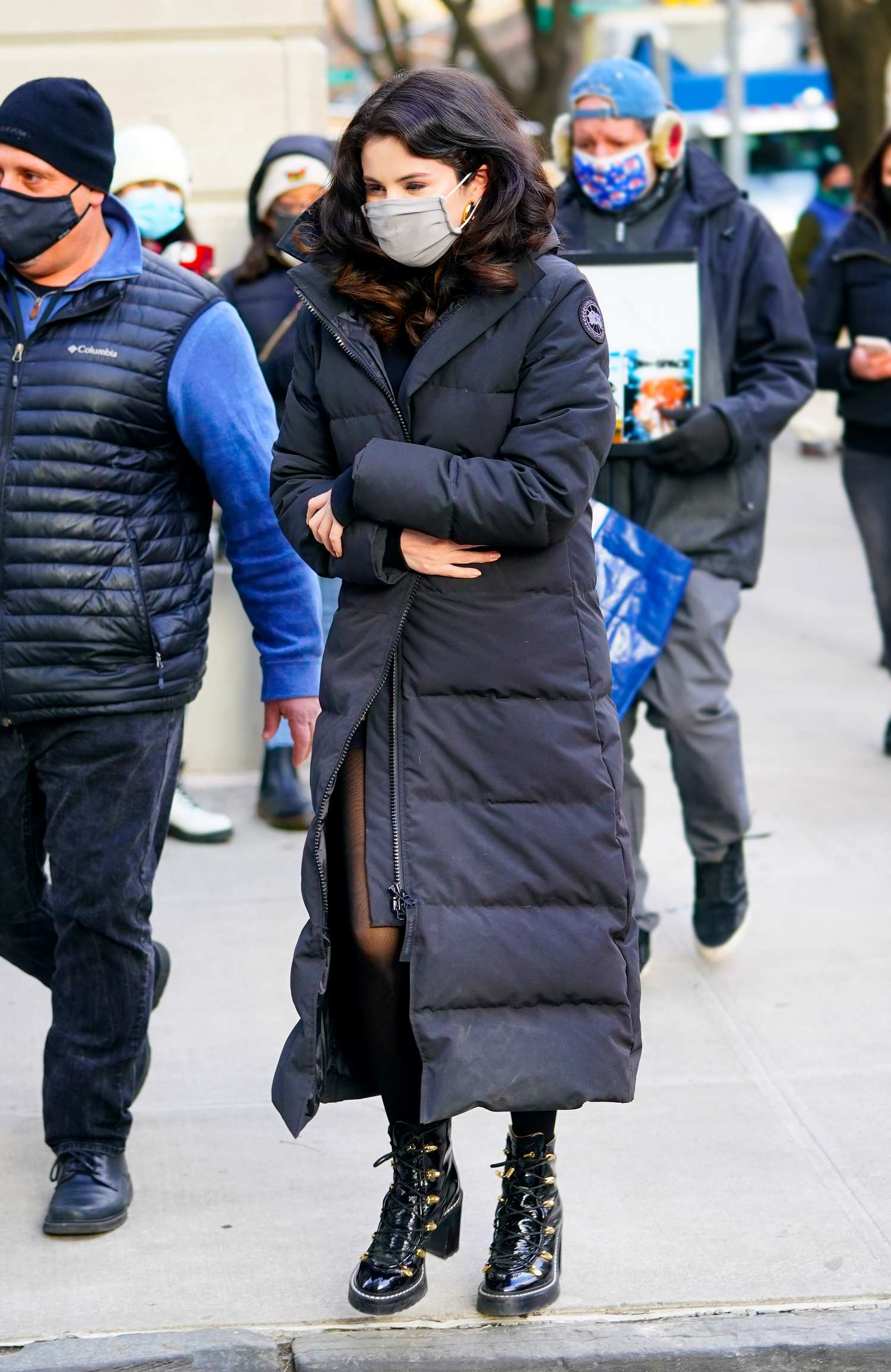 Selena_Gomez_-_Seen_heading_to_the_movie_set_of_Only_Murders_in_New_York_City_01192021_15.jpg