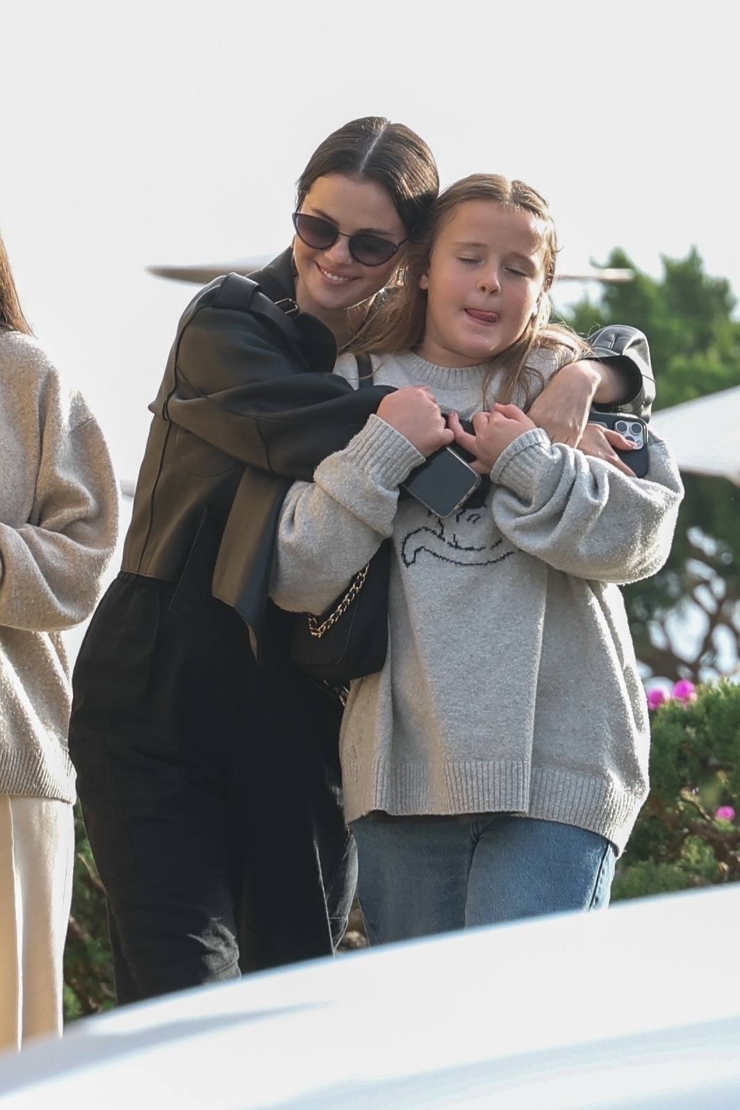 Selena_Gomez_-_Seen_on_a_shopping_trip_with_her_sister_in_Los_Angeles_November_292C_2024_01.jpg