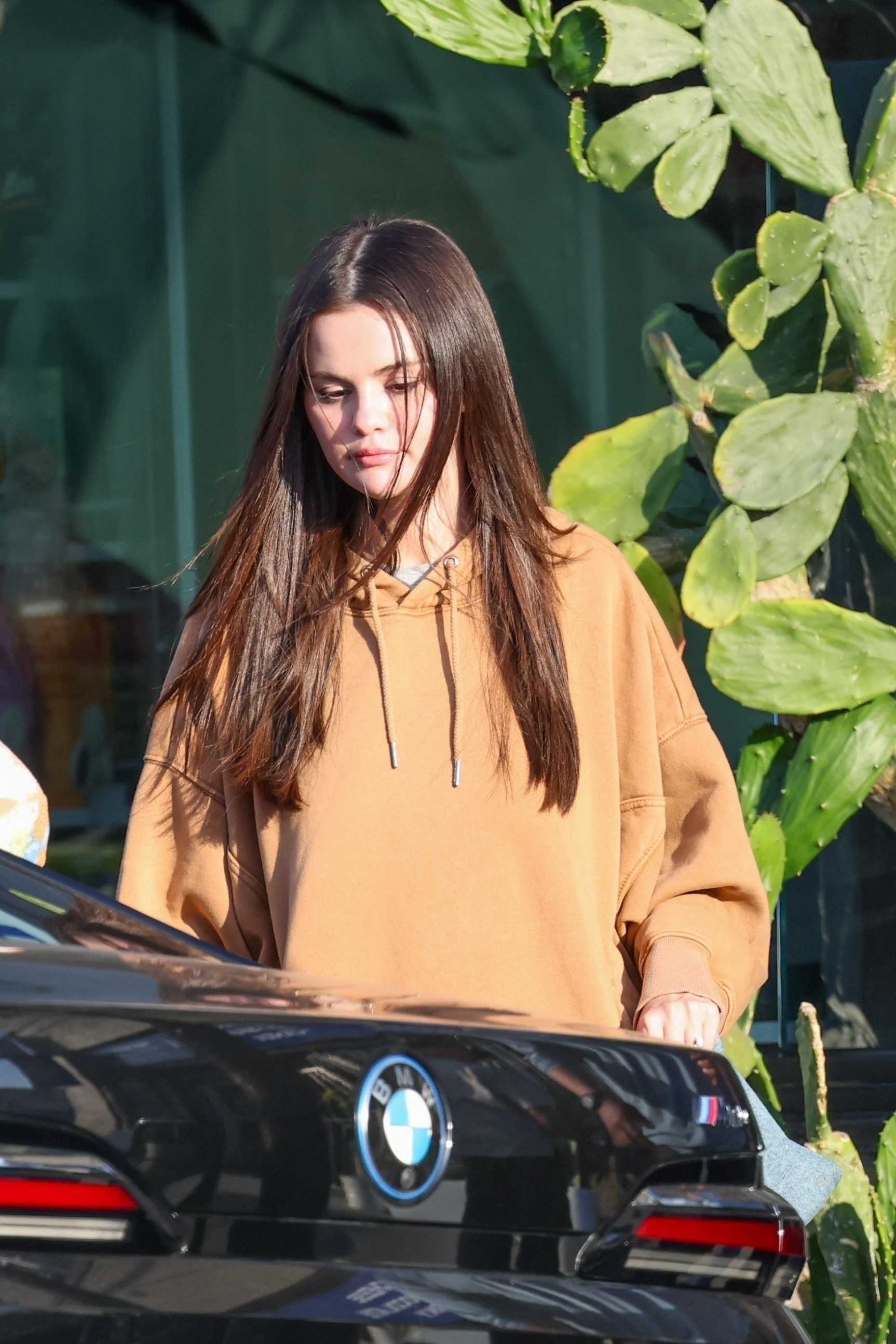 Selena_Gomez_-_Seen_out_for_dinner_in_Los_Angeles_CA_-_June_242C_2025_03.jpg