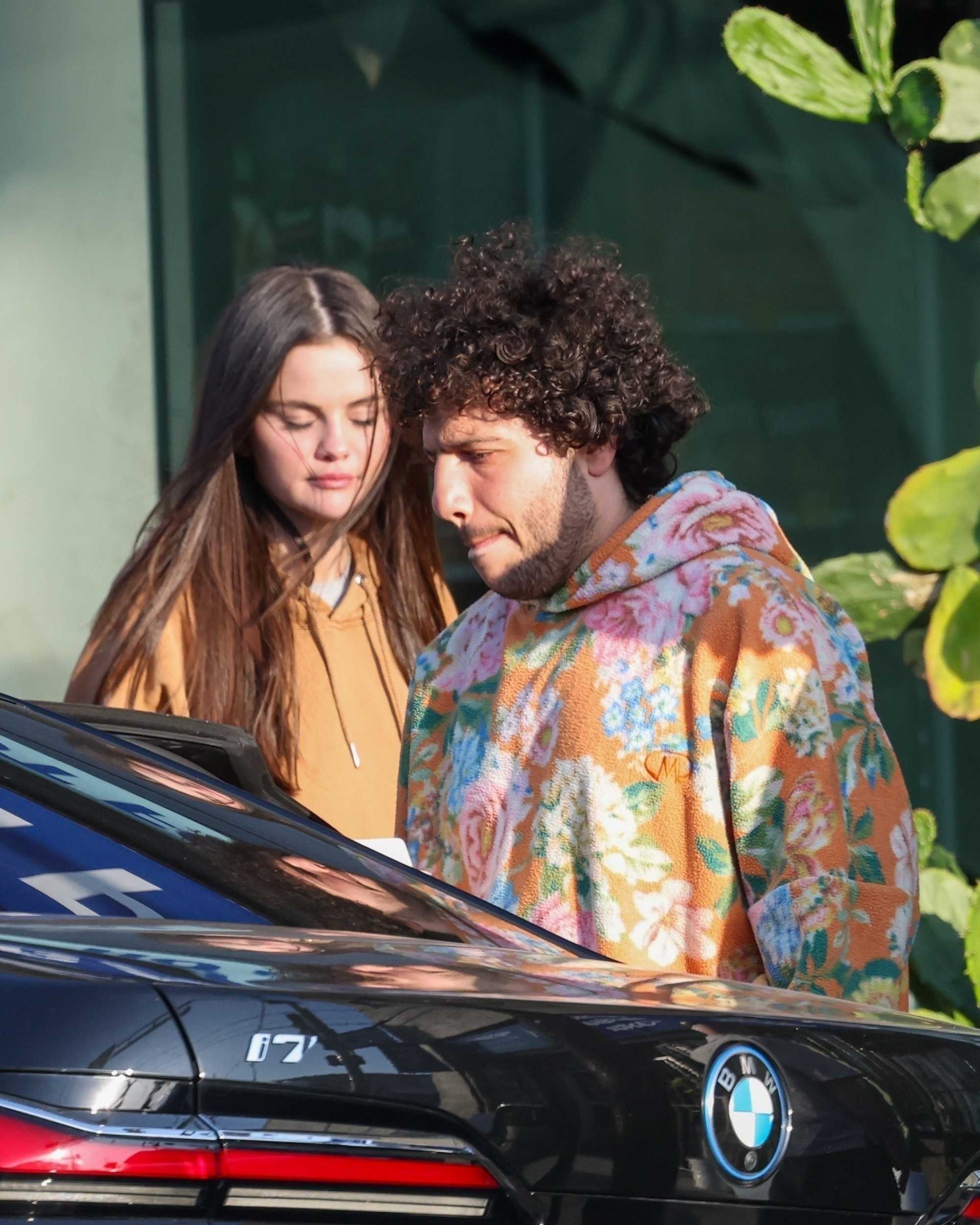 Selena_Gomez_-_Seen_out_for_dinner_in_Los_Angeles_CA_-_June_242C_2025_04.jpg