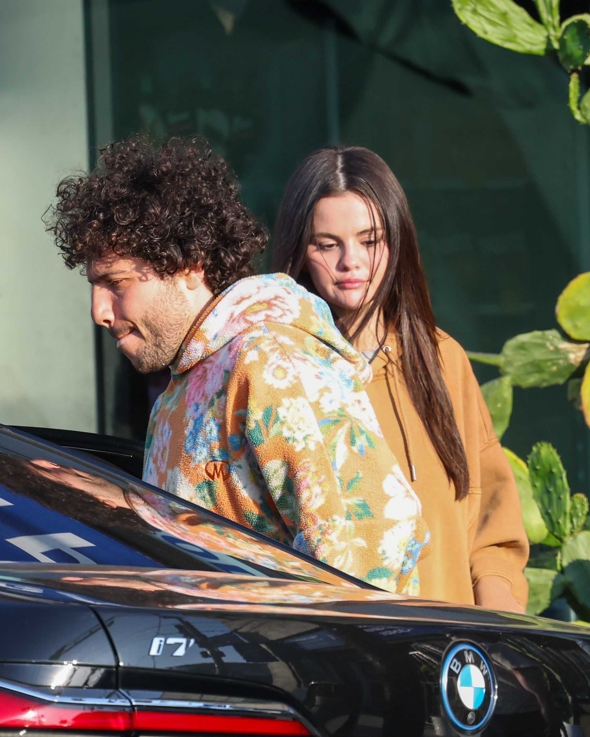 Selena_Gomez_-_Seen_out_for_dinner_in_Los_Angeles_CA_-_June_242C_2025_06.jpg