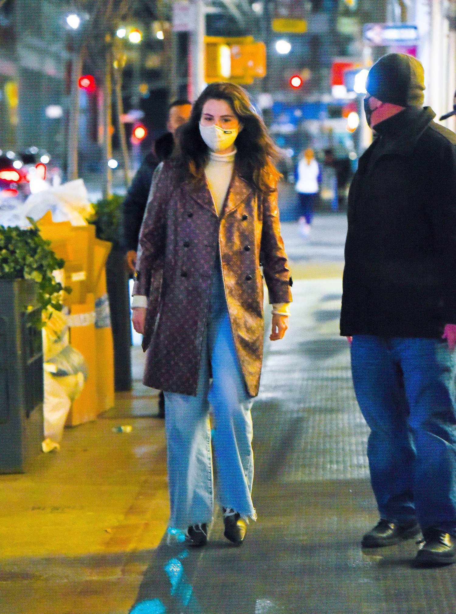 Selena_Gomez_-_Shopping_in_New_York_City_January_252C_2021_05.jpg