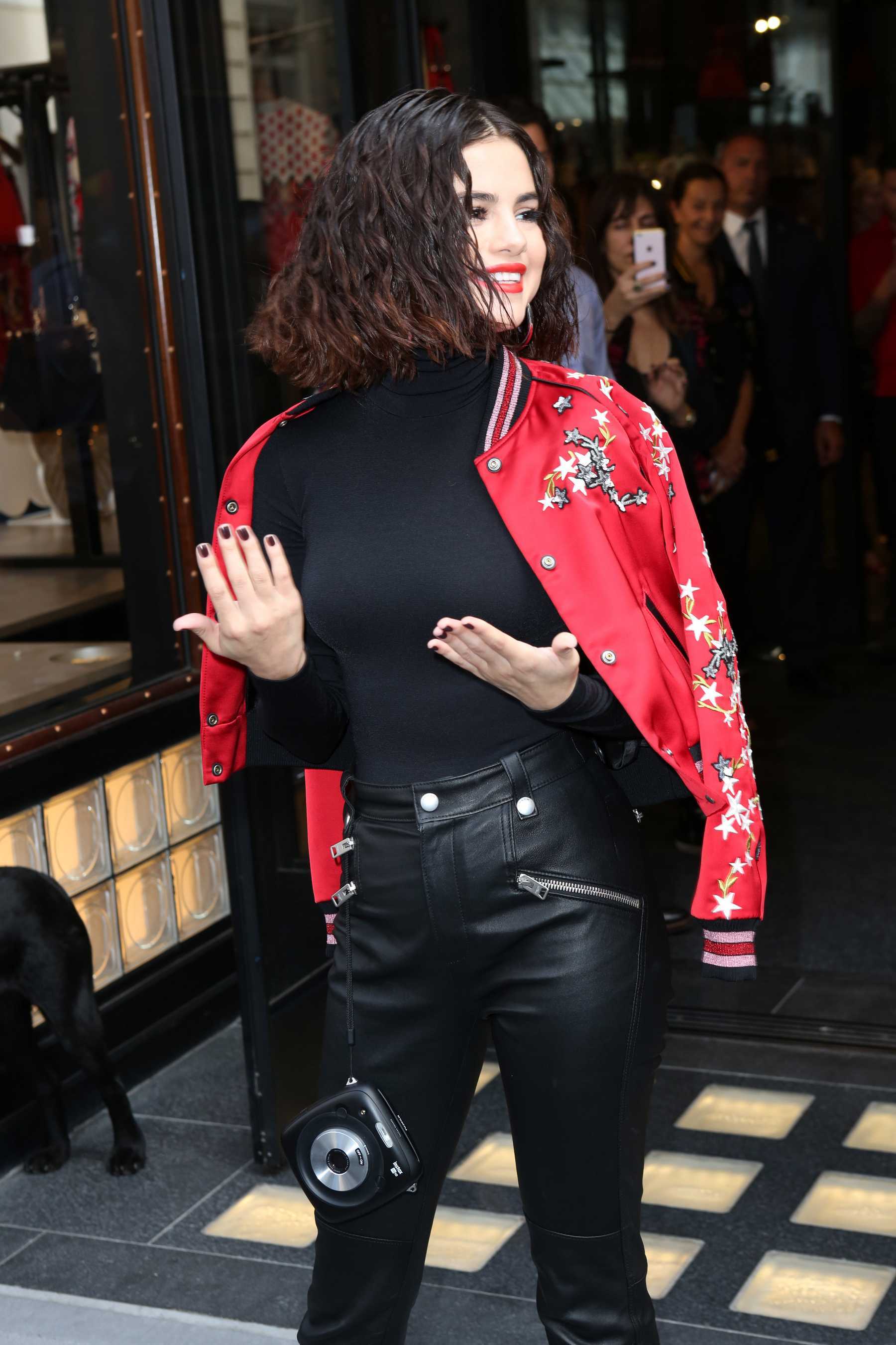 Selena_Gomez_-_Special_Meet___Greet_at_the_Coach_House_in_NYC_on_September_13-06.jpg
