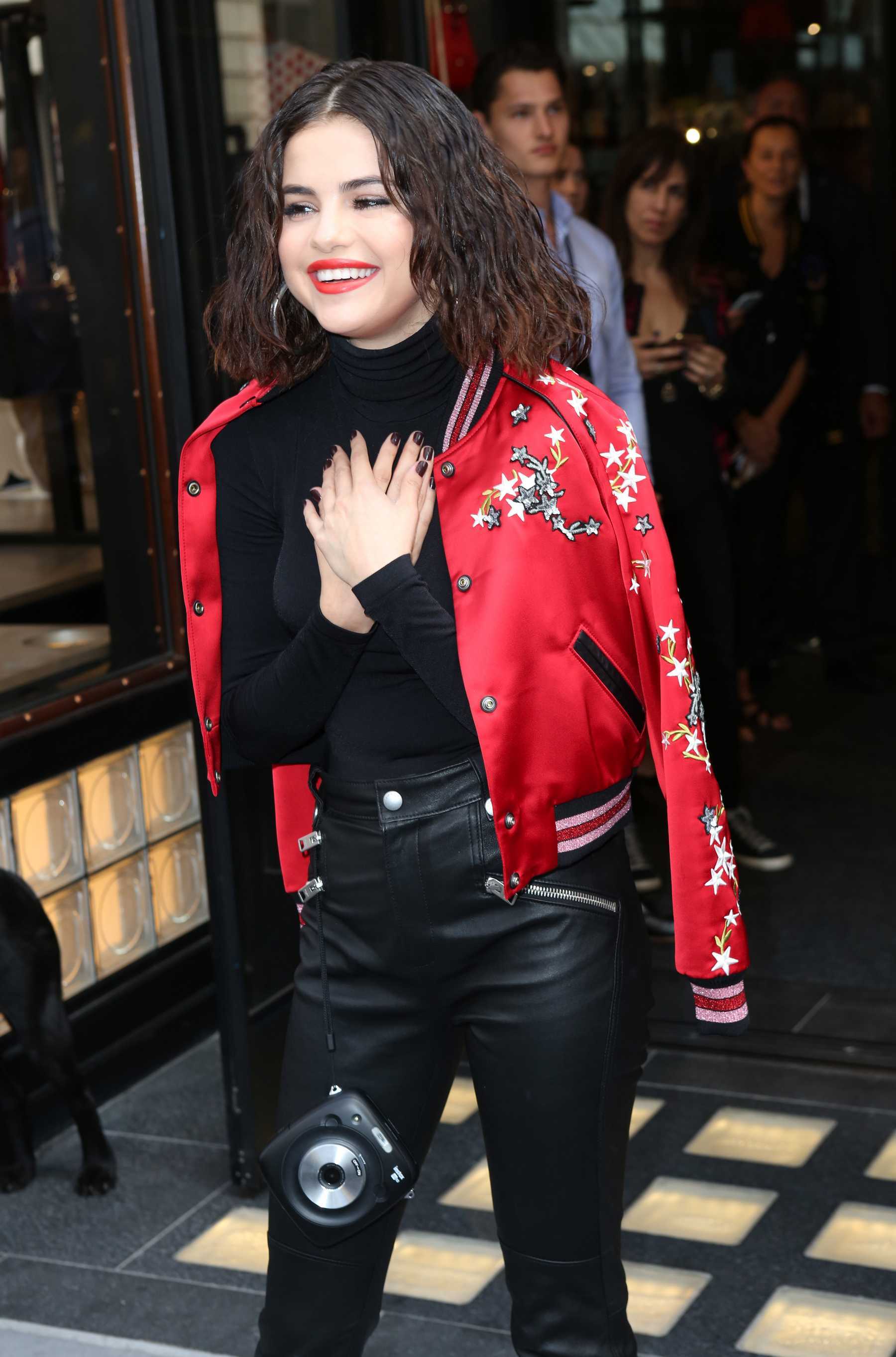 Selena_Gomez_-_Special_Meet___Greet_at_the_Coach_House_in_NYC_on_September_13-08.jpg