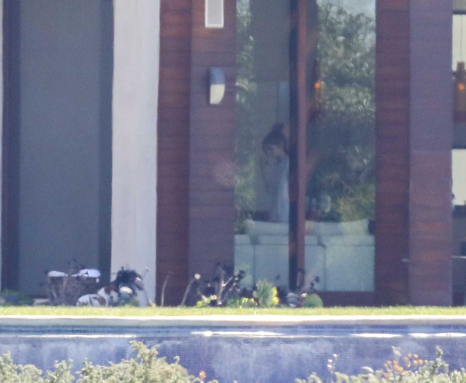 Selena_Gomez_-_Spends_time_with_her_puppy_and_Justin_Bieber_at_a_rental_house_in_LA_October_27-02.jpg
