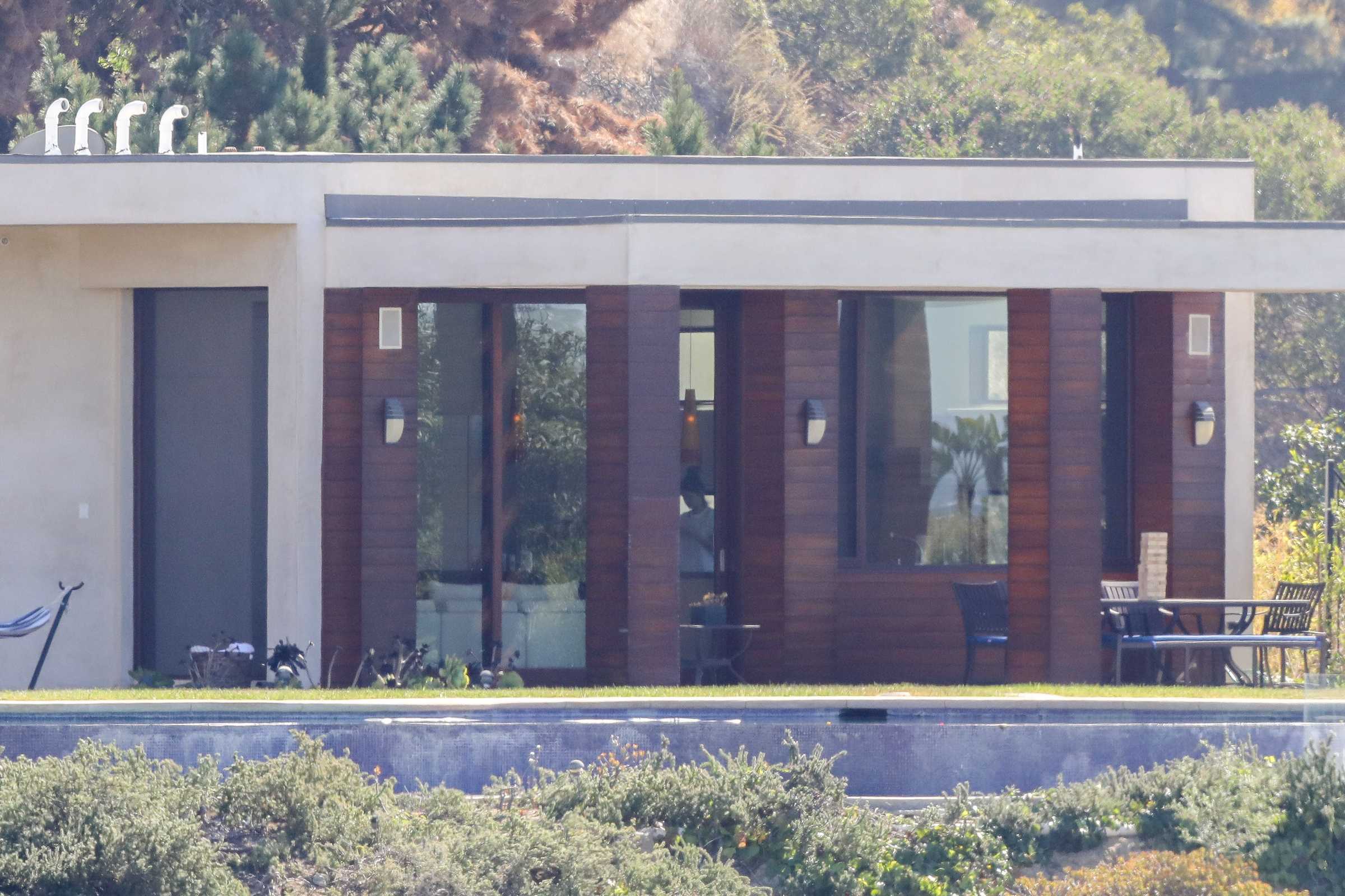Selena_Gomez_-_Spends_time_with_her_puppy_and_Justin_Bieber_at_a_rental_house_in_LA_October_27-03.jpg