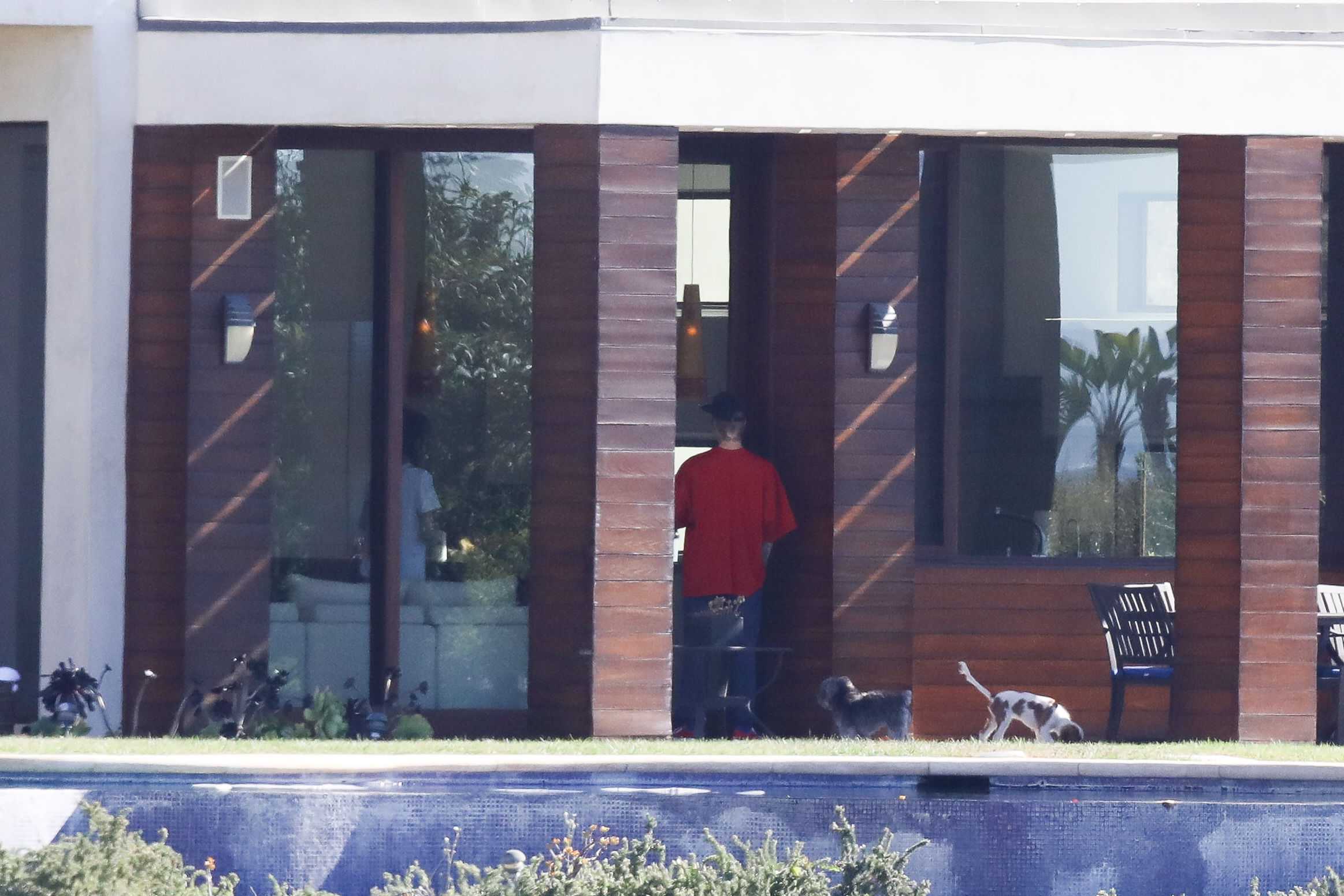 Selena_Gomez_-_Spends_time_with_her_puppy_and_Justin_Bieber_at_a_rental_house_in_LA_October_27-04.jpg