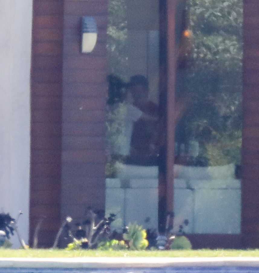 Selena_Gomez_-_Spends_time_with_her_puppy_and_Justin_Bieber_at_a_rental_house_in_LA_October_27-10.jpg