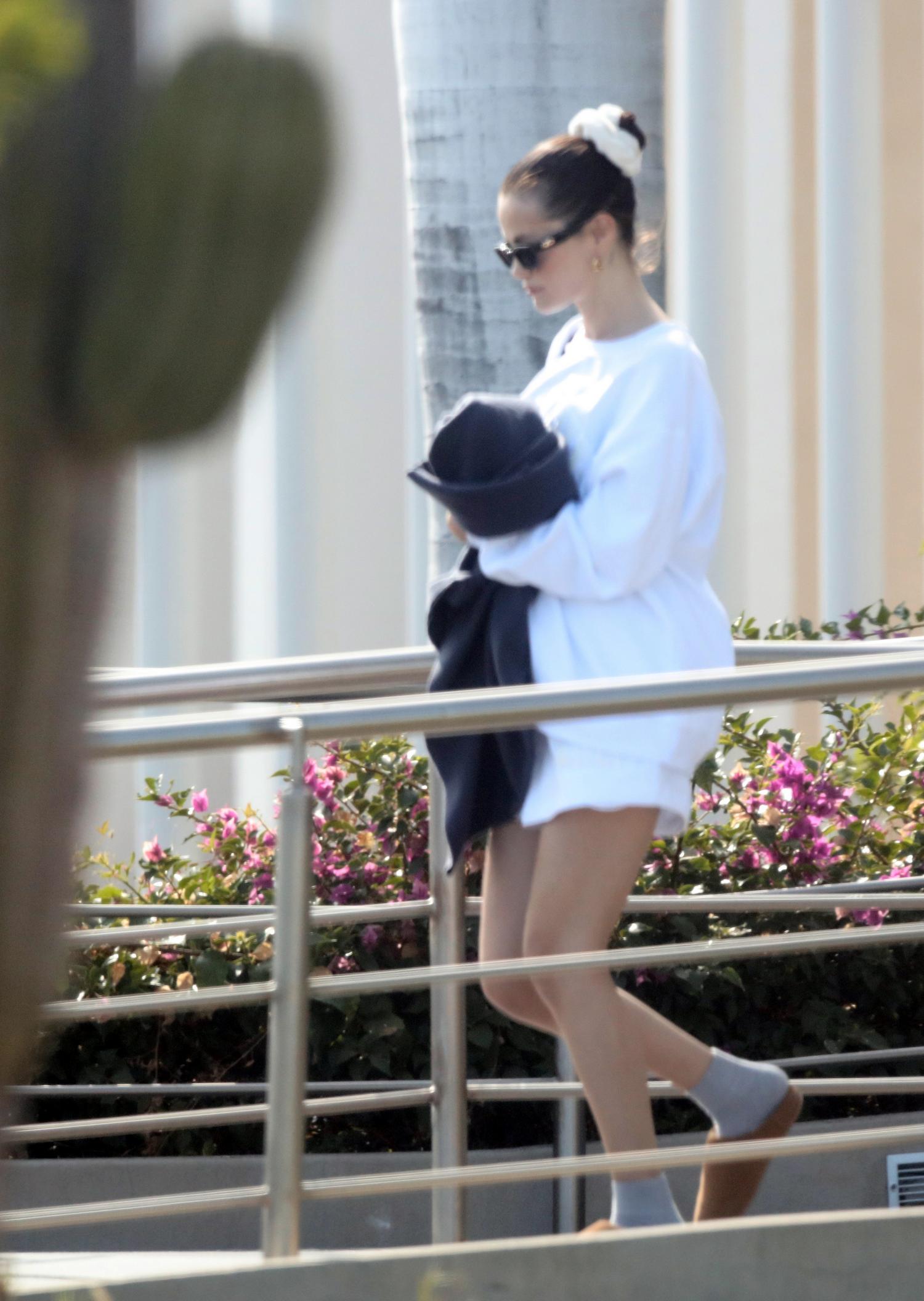 Selena_Gomez_-_Spotted_arriving_at_the_private_airport_-_Los_Cabos2C_Mexico_-_August_212C_2025_01.jpg
