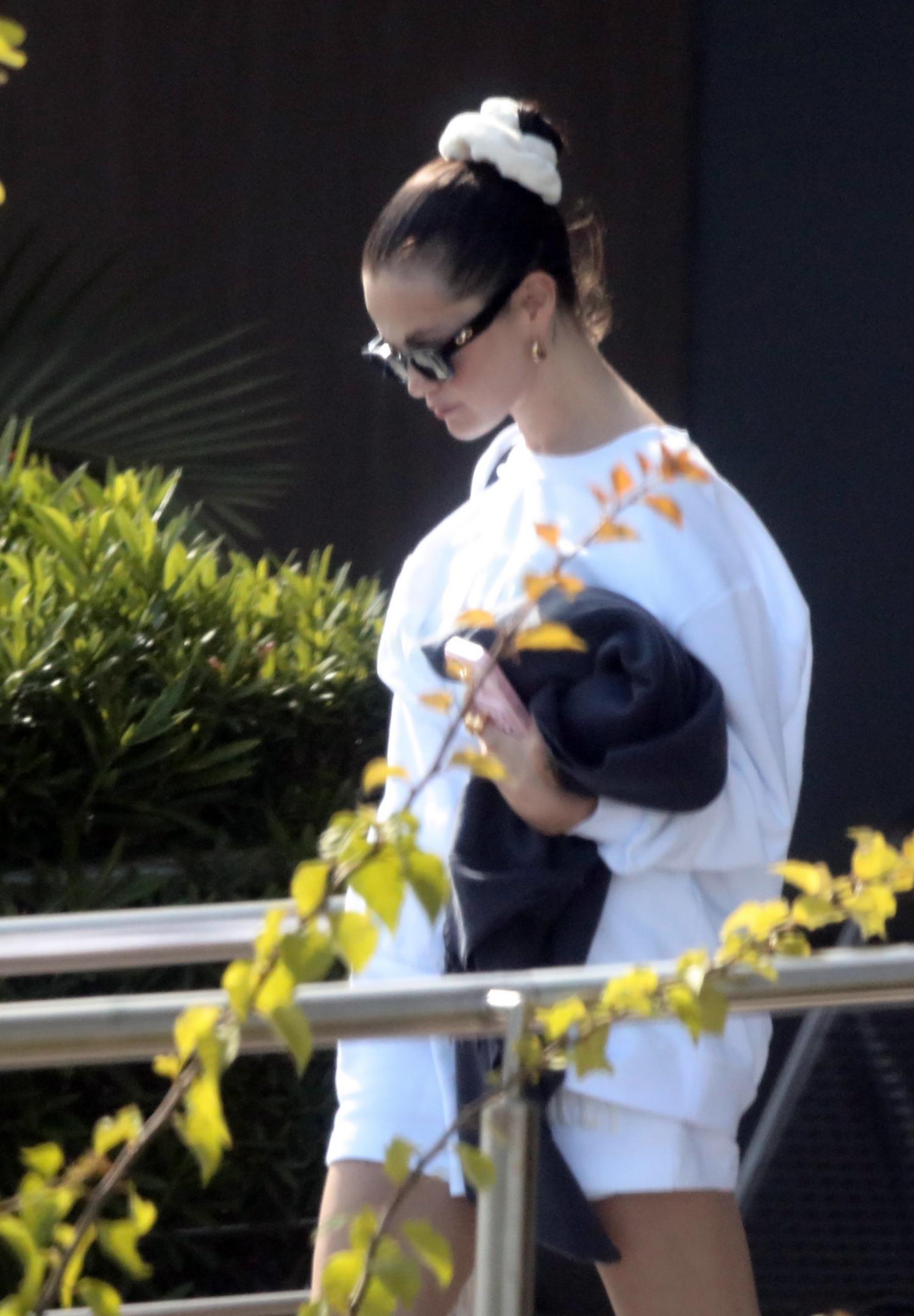 Selena_Gomez_-_Spotted_arriving_at_the_private_airport_-_Los_Cabos2C_Mexico_-_August_212C_2025_03.jpg
