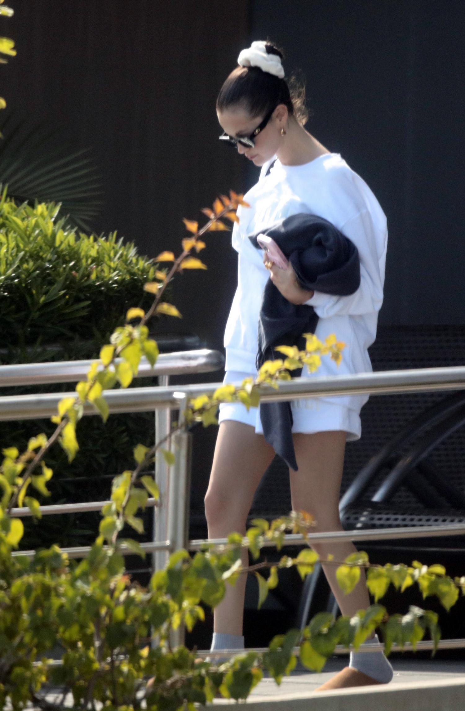 Selena_Gomez_-_Spotted_arriving_at_the_private_airport_-_Los_Cabos2C_Mexico_-_August_212C_2025_04.jpg