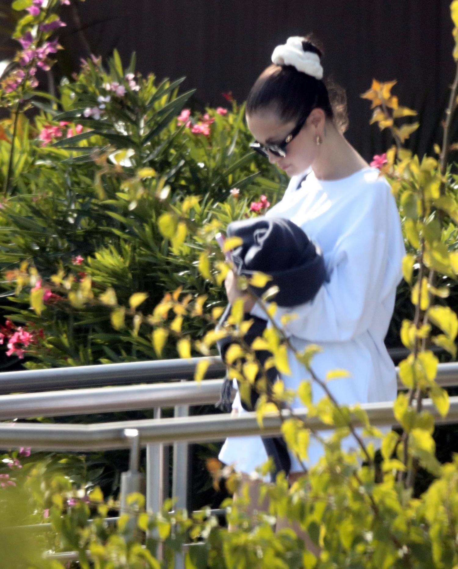 Selena_Gomez_-_Spotted_arriving_at_the_private_airport_-_Los_Cabos2C_Mexico_-_August_212C_2025_05.jpg